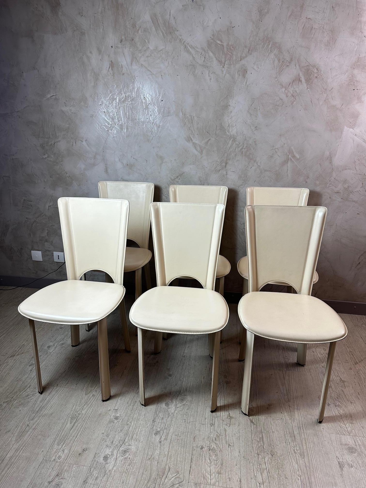 Set of 6 vintage chairs dating from the 80s, entirely covered in beige leather on a metal frame.
Italian manufacturing. Stitched leather. Each chair is stamped 