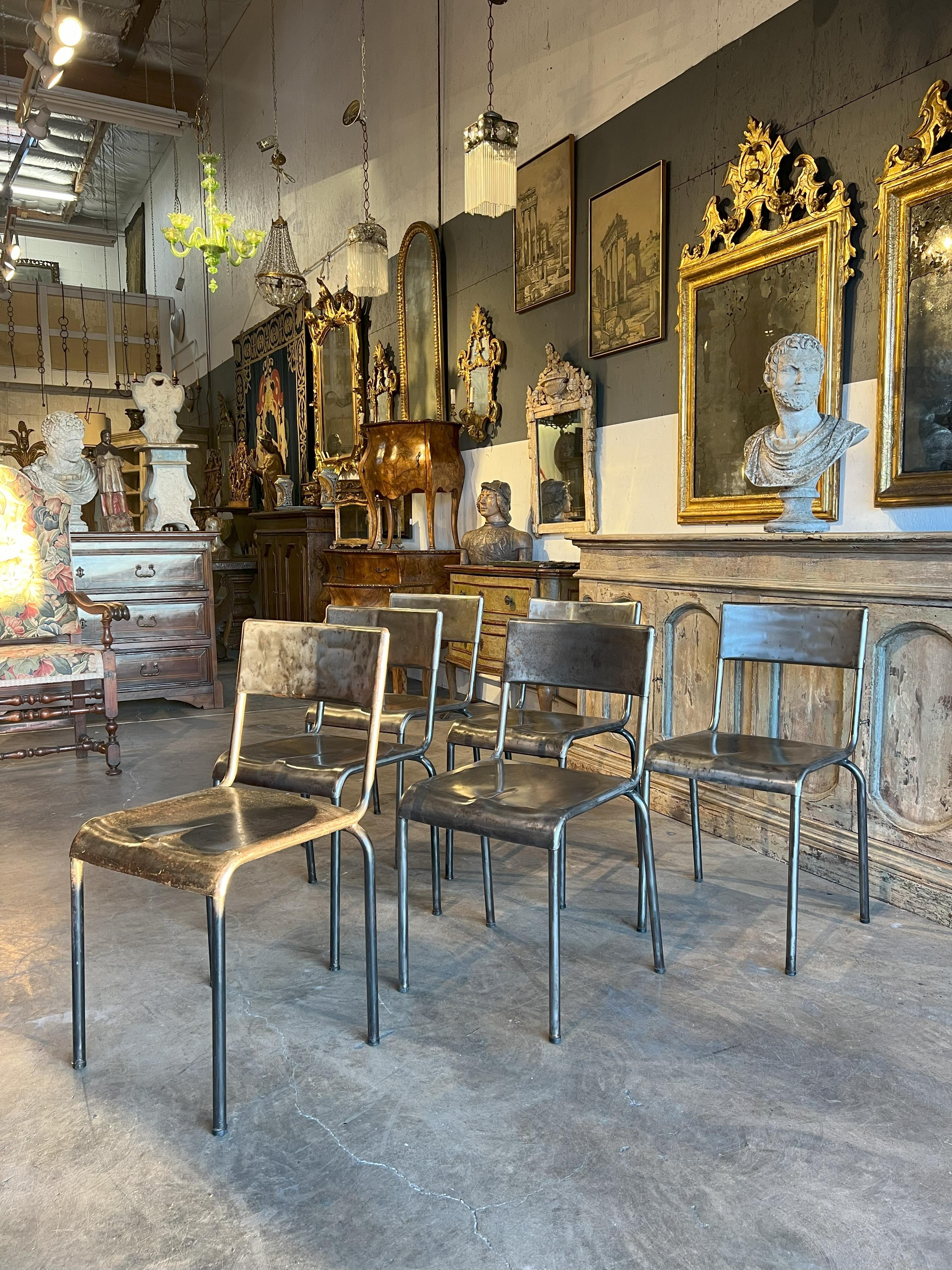 Dieses Set aus sechs Stühlen wurde direkt aus Parma, dem Zentrum Italiens, importiert und im klassischen Industriestil um 1930 gefertigt. 
Wahrscheinlich stammen sie aus einer Schule oder einem Theater.
Diese Stühle haben einen modernen