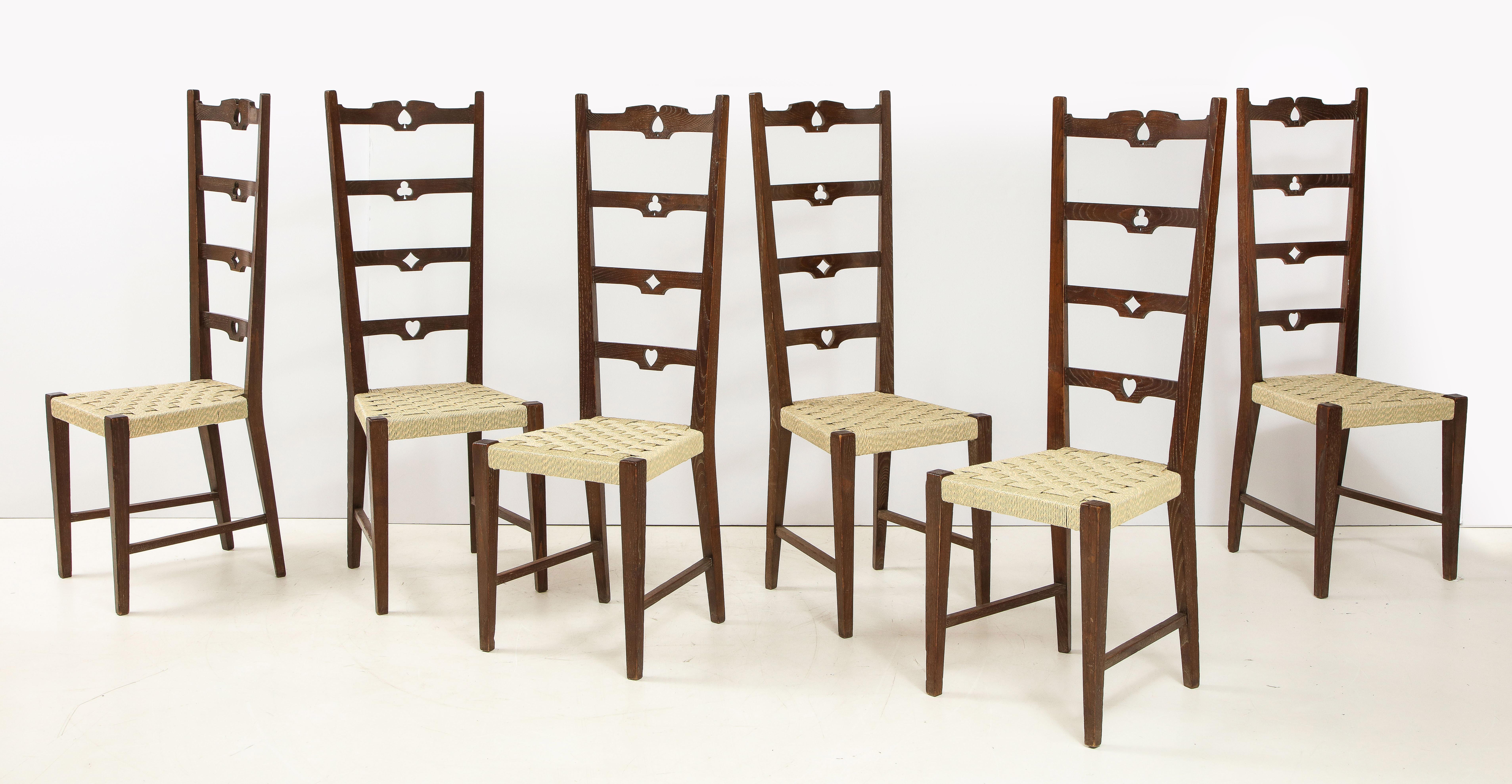 Mid-Century moderno Set di sei sedie rustiche con schienale a scaletta in noce italiano con motivo di carte da gioco in vendita