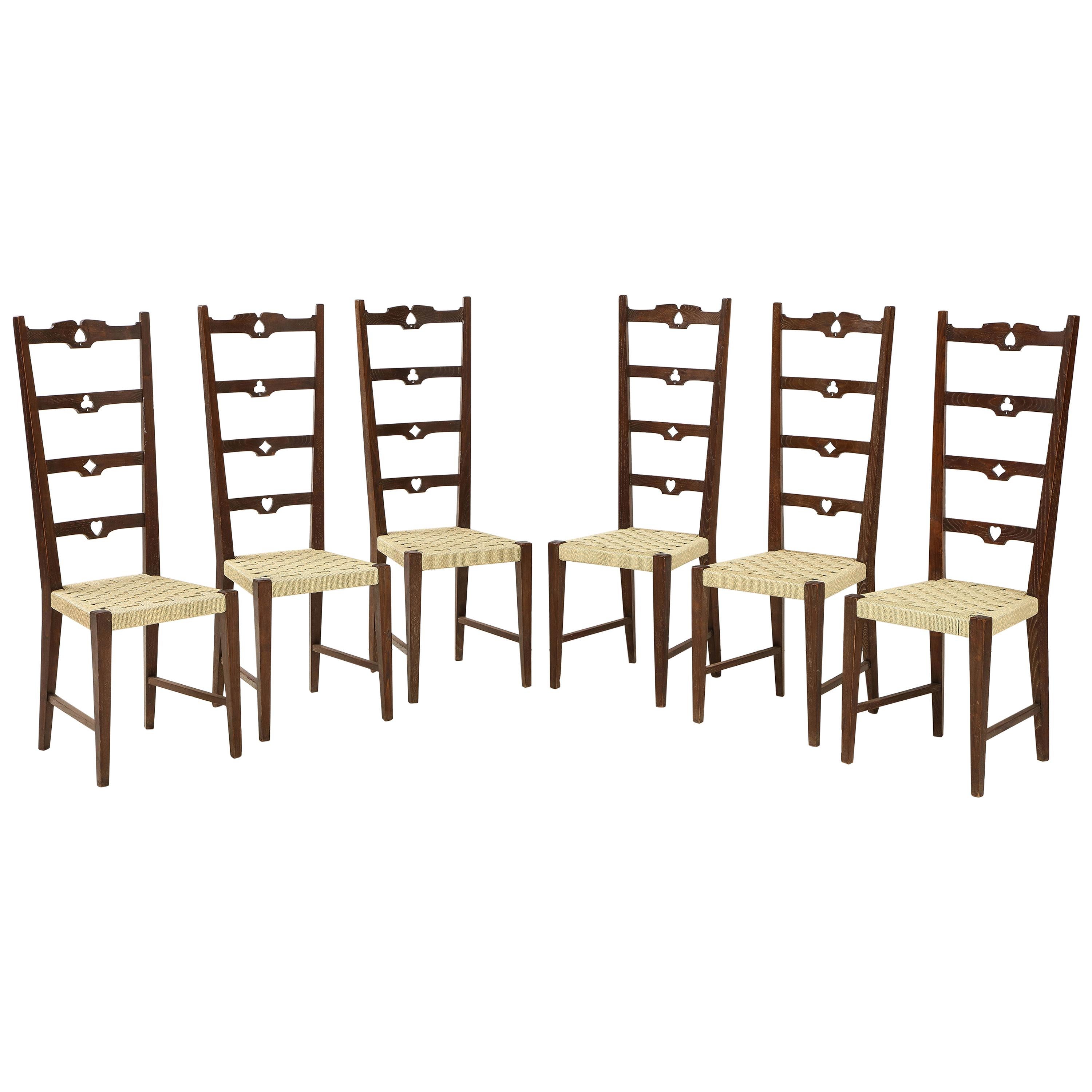 Ensemble de six chaises italiennes rustiques à dossier en échelle avec motif de cartes à jouer