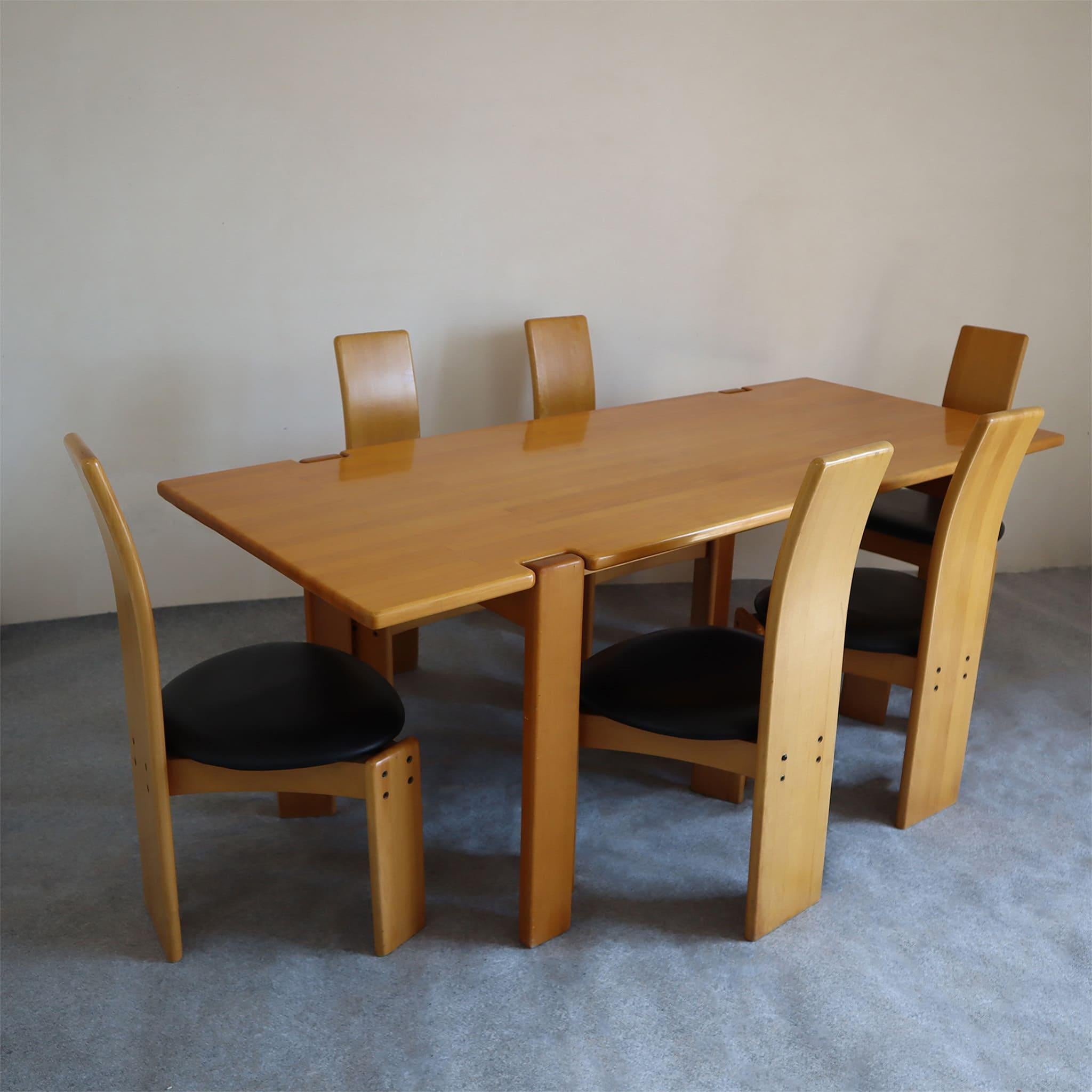 Satz von sechs italienischen Holzstühlen mit Ledersitzen von Afra e Tobia Scarpa, 1970er Jahre (Ende des 20. Jahrhunderts) im Angebot