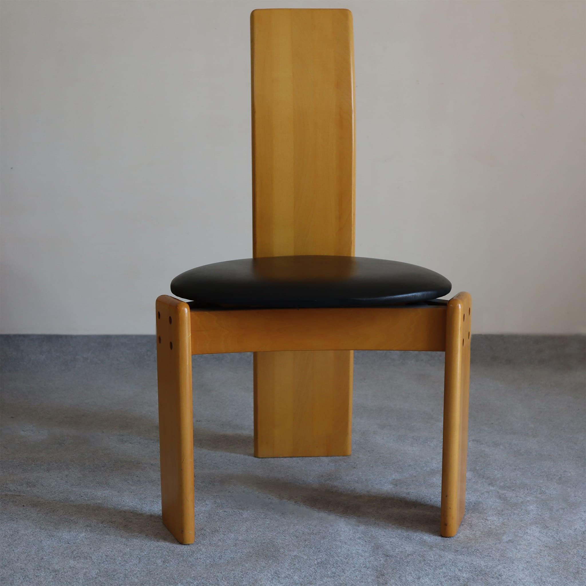 Satz von sechs italienischen Holzstühlen mit Ledersitzen von Afra e Tobia Scarpa, 1970er Jahre (Moderne der Mitte des Jahrhunderts) im Angebot