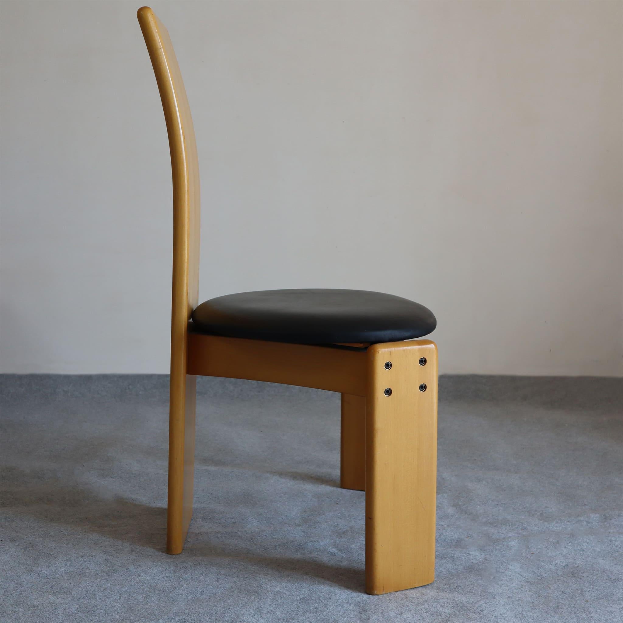 Satz von sechs italienischen Holzstühlen mit Ledersitzen von Afra e Tobia Scarpa, 1970er Jahre (Italienisch) im Angebot