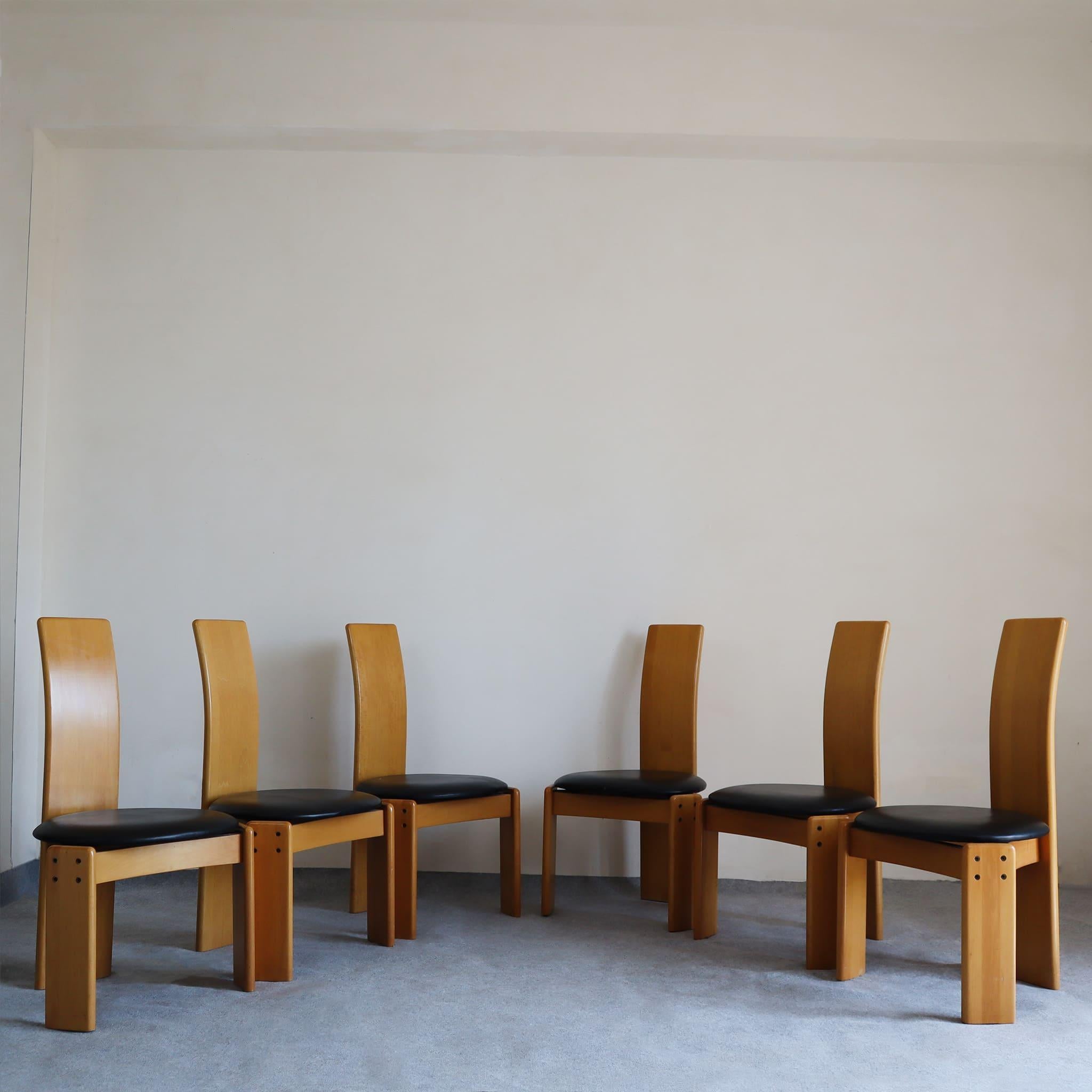 Dieses Set aus sechs skulpturalen Esszimmerstühlen ist ein beeindruckendes Beispiel für italienisches modernistisches Design aus den 1970er Jahren. Die von dem renommierten Duo Afra und Tobia Scarpa entworfenen Stühle zeichnen sich durch ihre