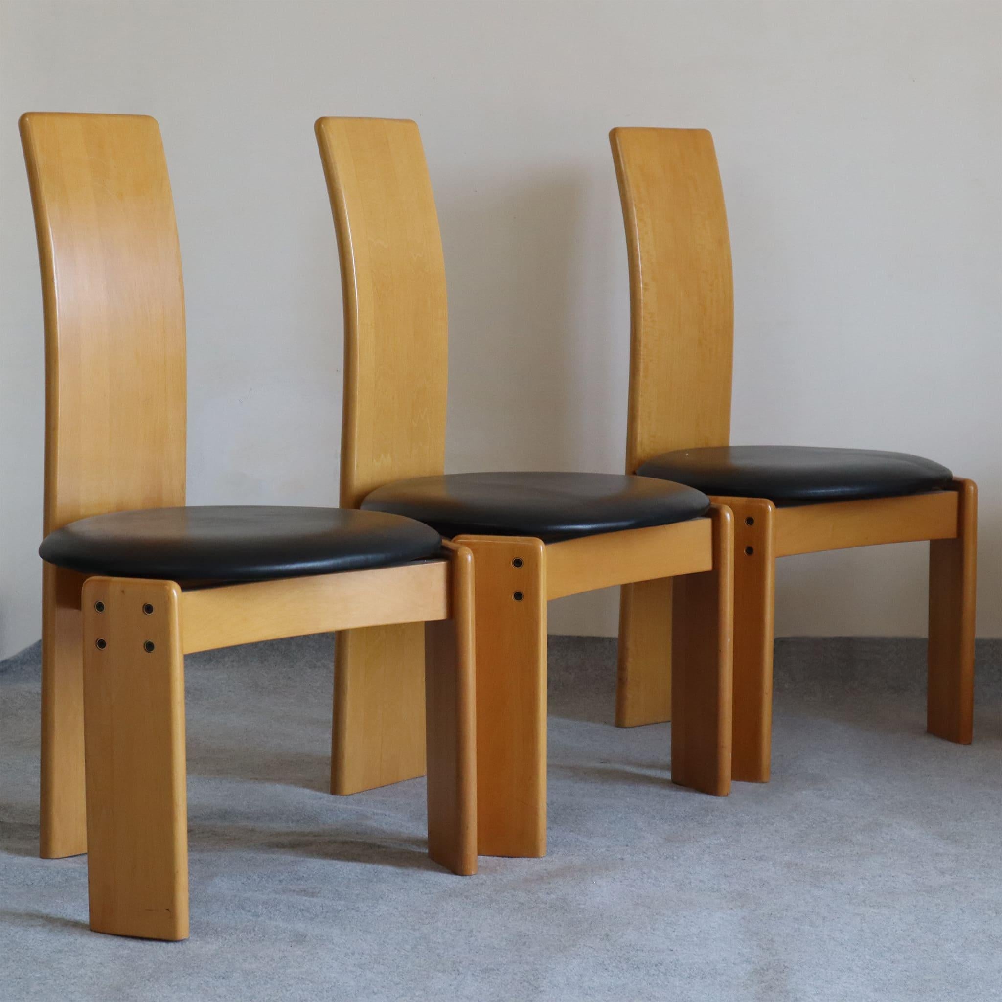 Satz von sechs italienischen Holzstühlen mit Ledersitzen von Afra e Tobia Scarpa, 1970er Jahre im Angebot 1