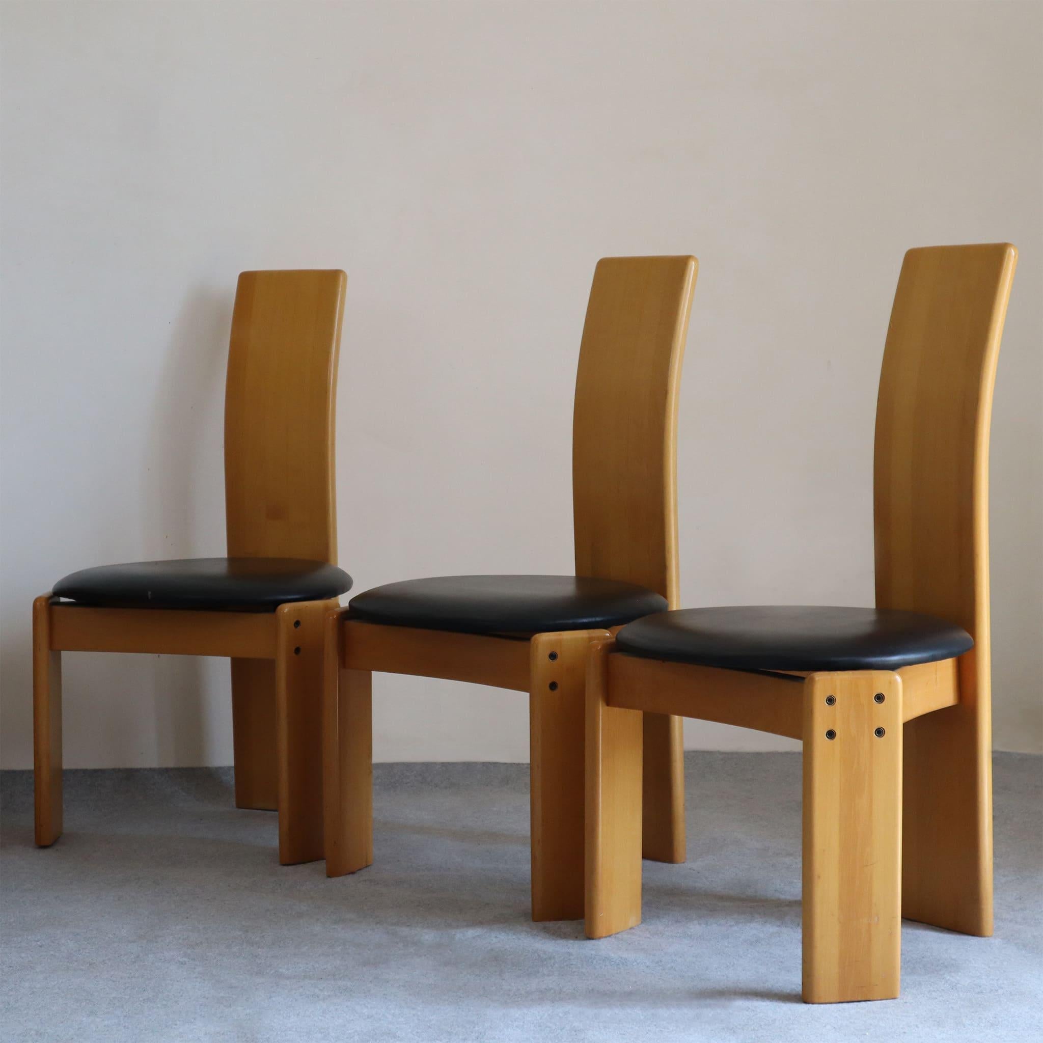 Satz von sechs italienischen Holzstühlen mit Ledersitzen von Afra e Tobia Scarpa, 1970er Jahre im Angebot 2