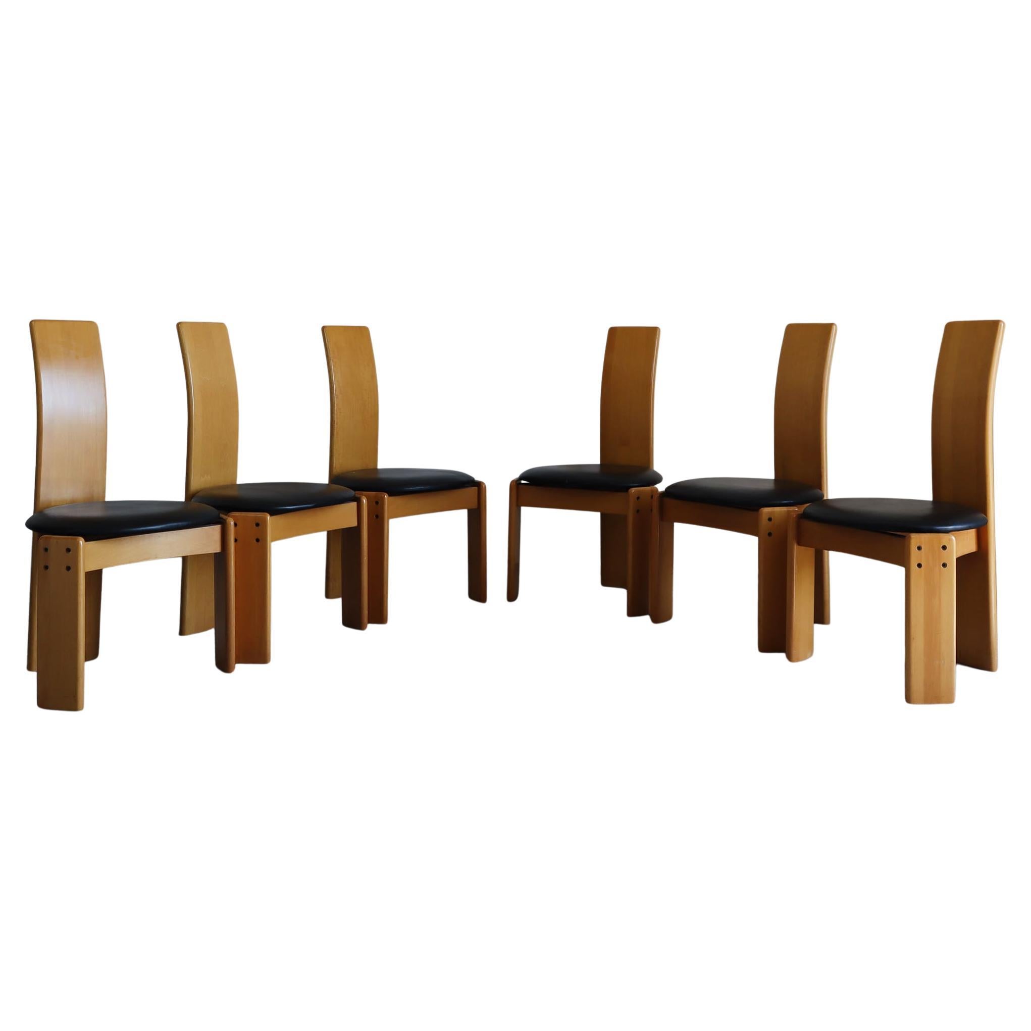 Satz von sechs italienischen Holzstühlen mit Ledersitzen von Afra e Tobia Scarpa, 1970er Jahre im Angebot