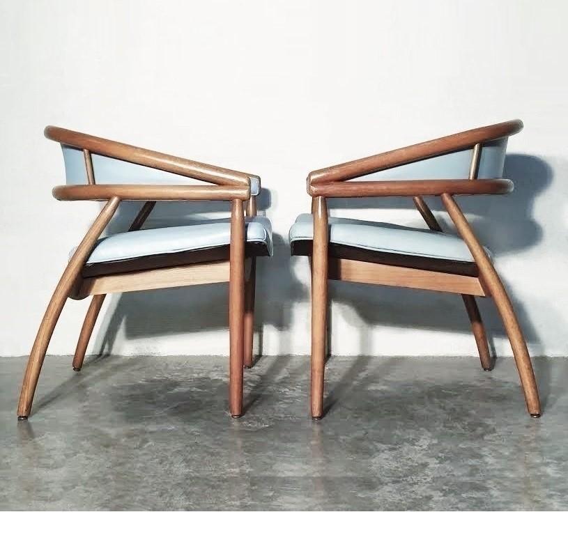 Wunderschön gestaltete, gebogene Sessel aus Buchenholz im James-Mont-Stil. Am bekanntesten ist die Verwendung durch James Mont in einem seiner bemerkenswertesten Aufträge, dem King Cole Penthouse in Miami. Mont verwendete denselben Design-Stuhl in