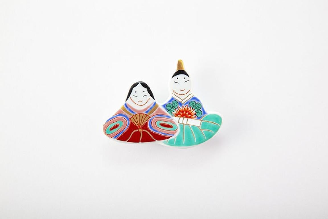 Set of six Japanese contemporary porcelain chopstich rests, hand-painted in vivid green, red and gold, on an elegantly shaped body depicting an emperor and empress in elaborate Heian period kimonos. It comes in a beautiful custom-made gift box.