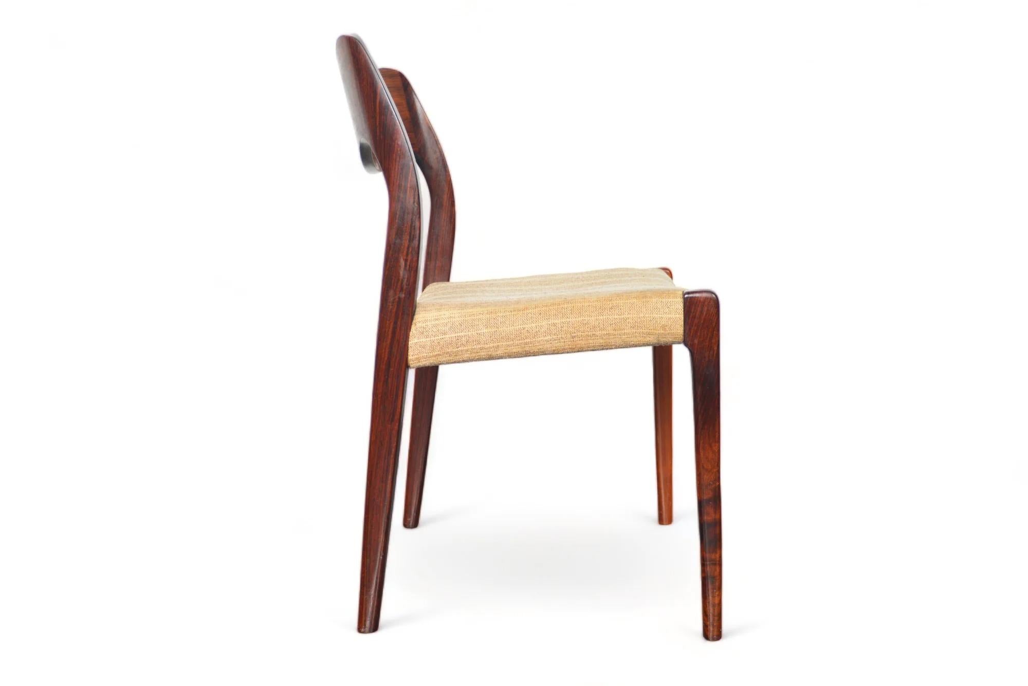 Bois de rose Ensemble de six chaises de salle à manger J.l. Møller Model 71 en palissandre brésilien #1 en vente