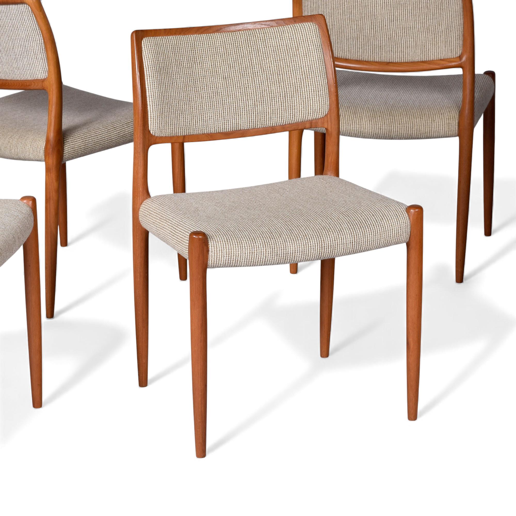 Danois Set of Six J.L. Møller Model 80 Teak Dining Chairs, Denmark, Original Fabric en vente