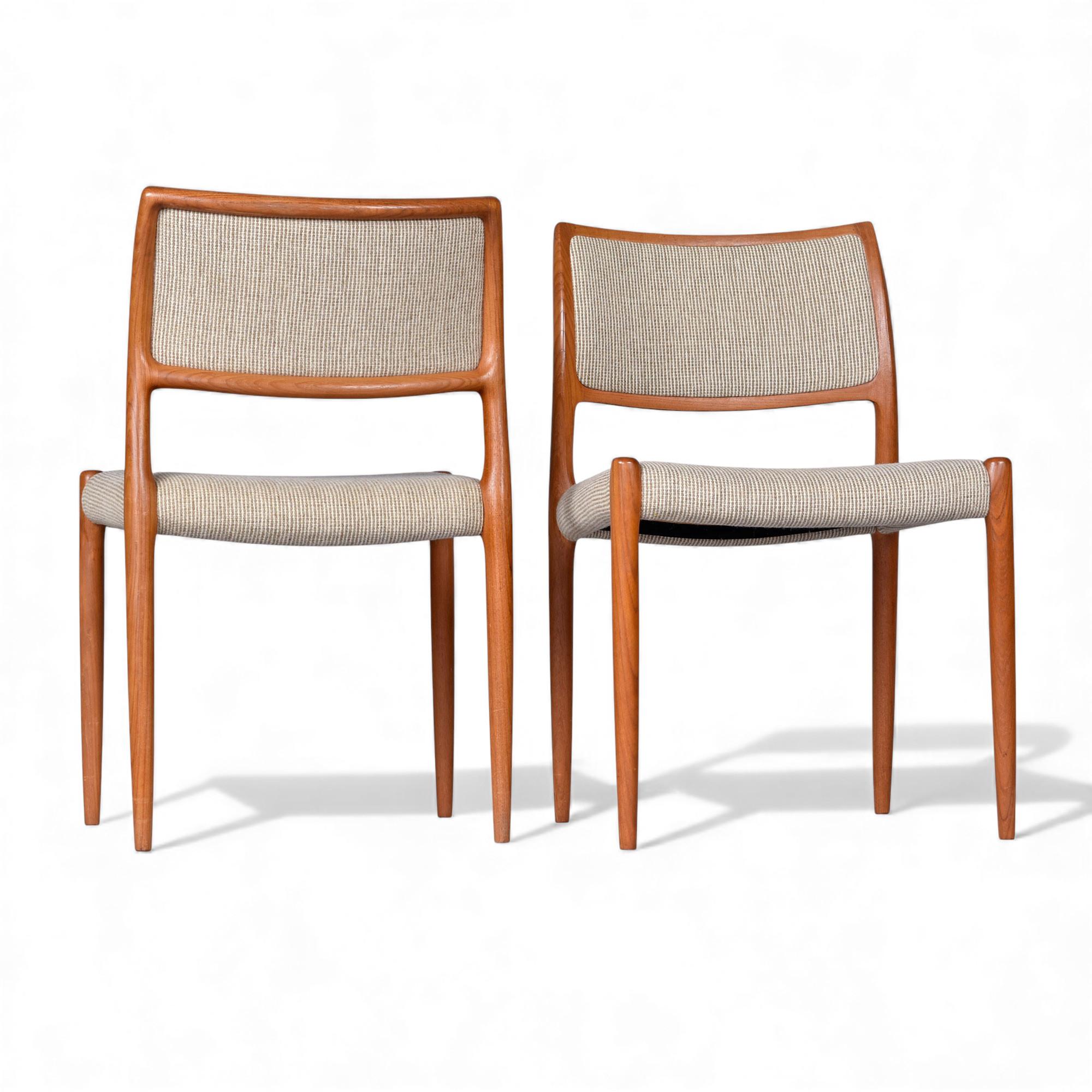 Milieu du XXe siècle Set of Six J.L. Møller Model 80 Teak Dining Chairs, Denmark, Original Fabric en vente