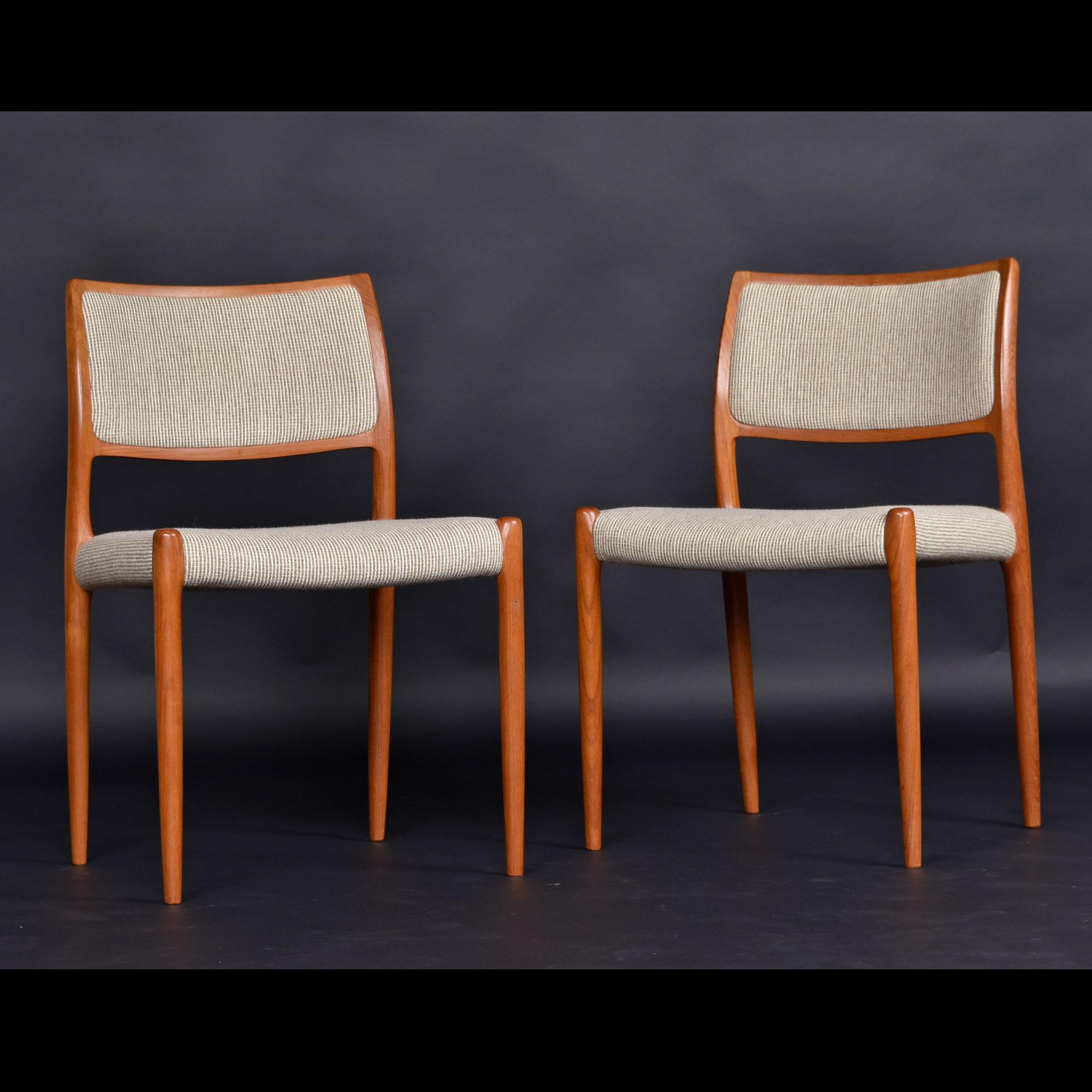 Tissu Set of Six J.L. Møller Model 80 Teak Dining Chairs, Denmark, Original Fabric en vente