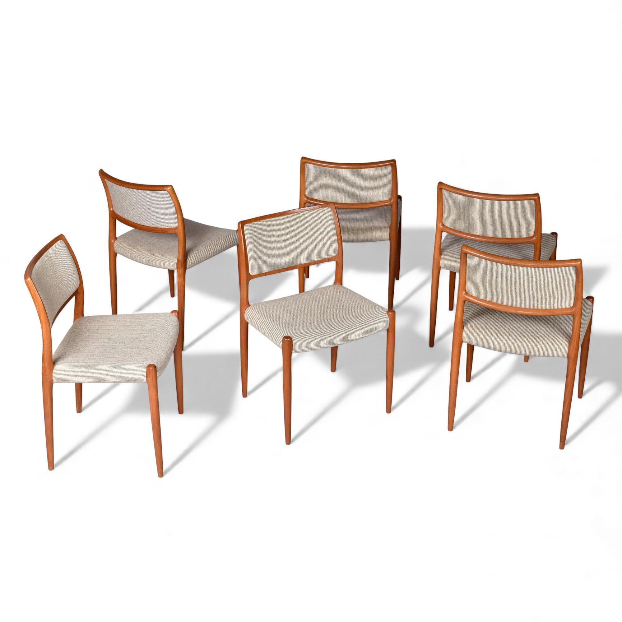 Set of Six J.L. Møller Model 80 Teak Dining Chairs, Denmark, Original Fabric en vente 1