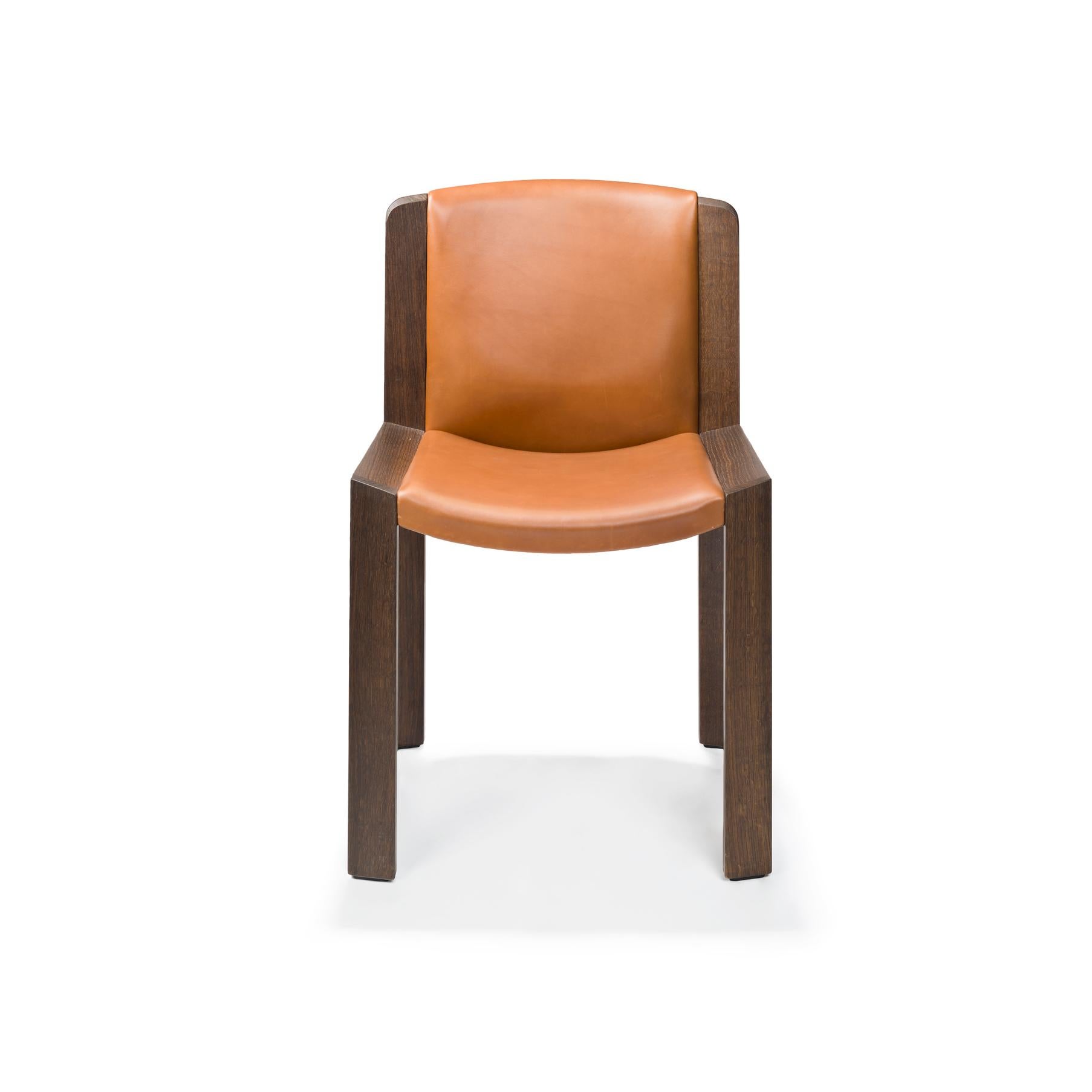 Cuir Ensemble de six chaises Joe Colombo 'Chair 300' en bois et cuir Sørensen par Karakter en vente