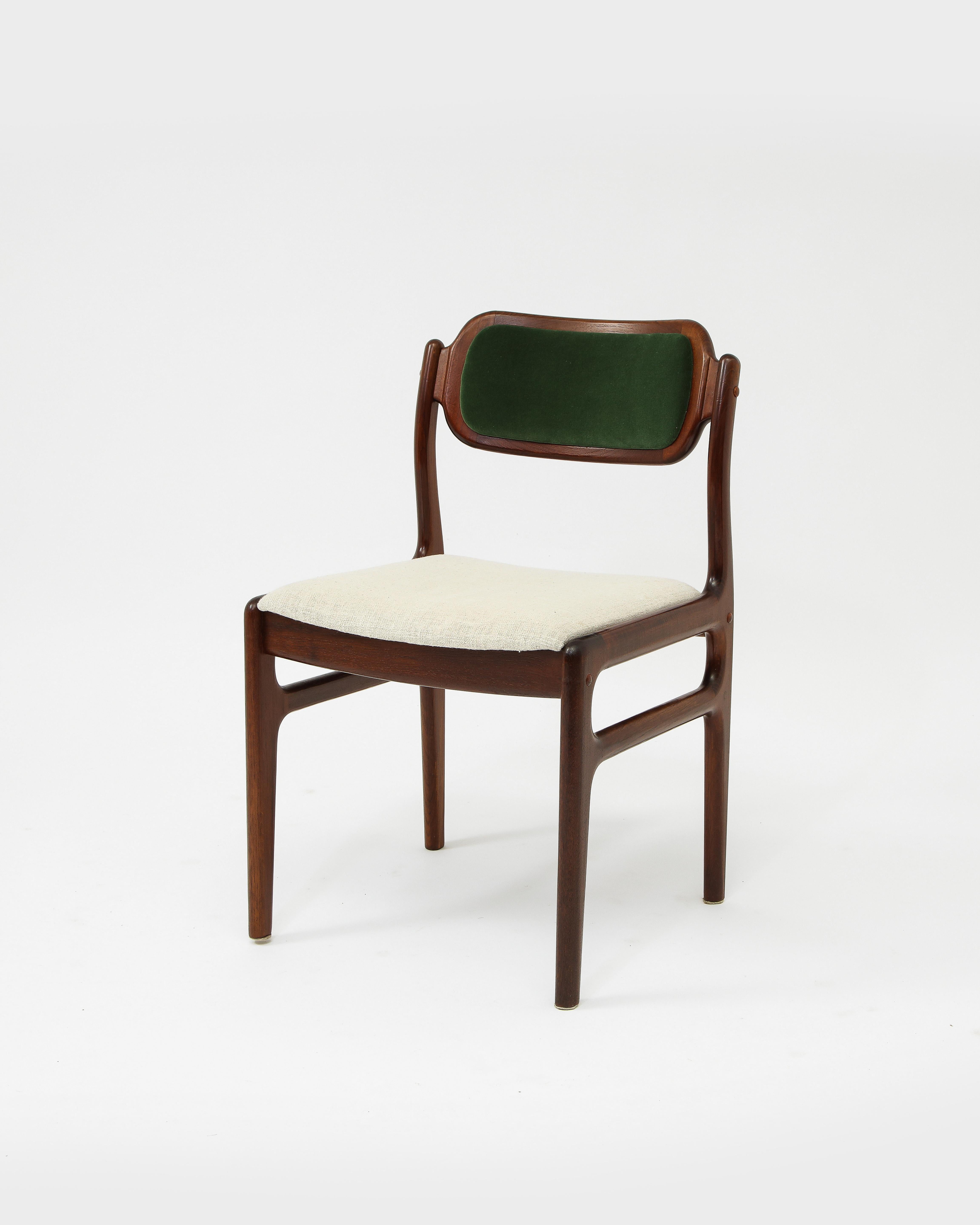 Set of Six Johannes Andersen Attributed Dining Chairs In Good Condition In New York, NY