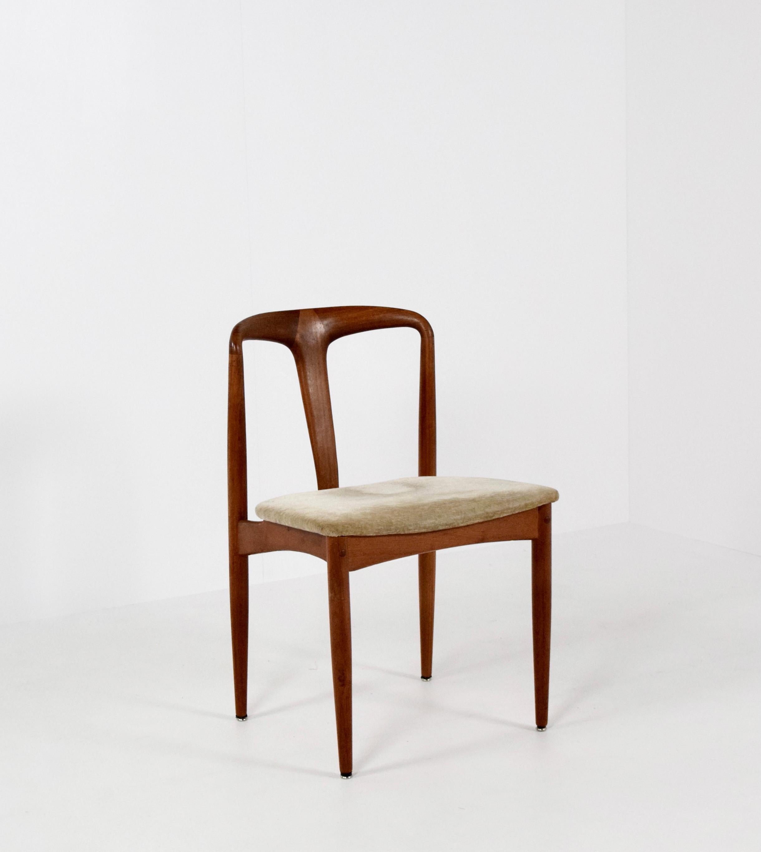 Set of Six Johannes Andersen 'Juliane' Dining Chairs, Uldum Møbelfabrik Denmark In Good Condition In Hellouw, NL