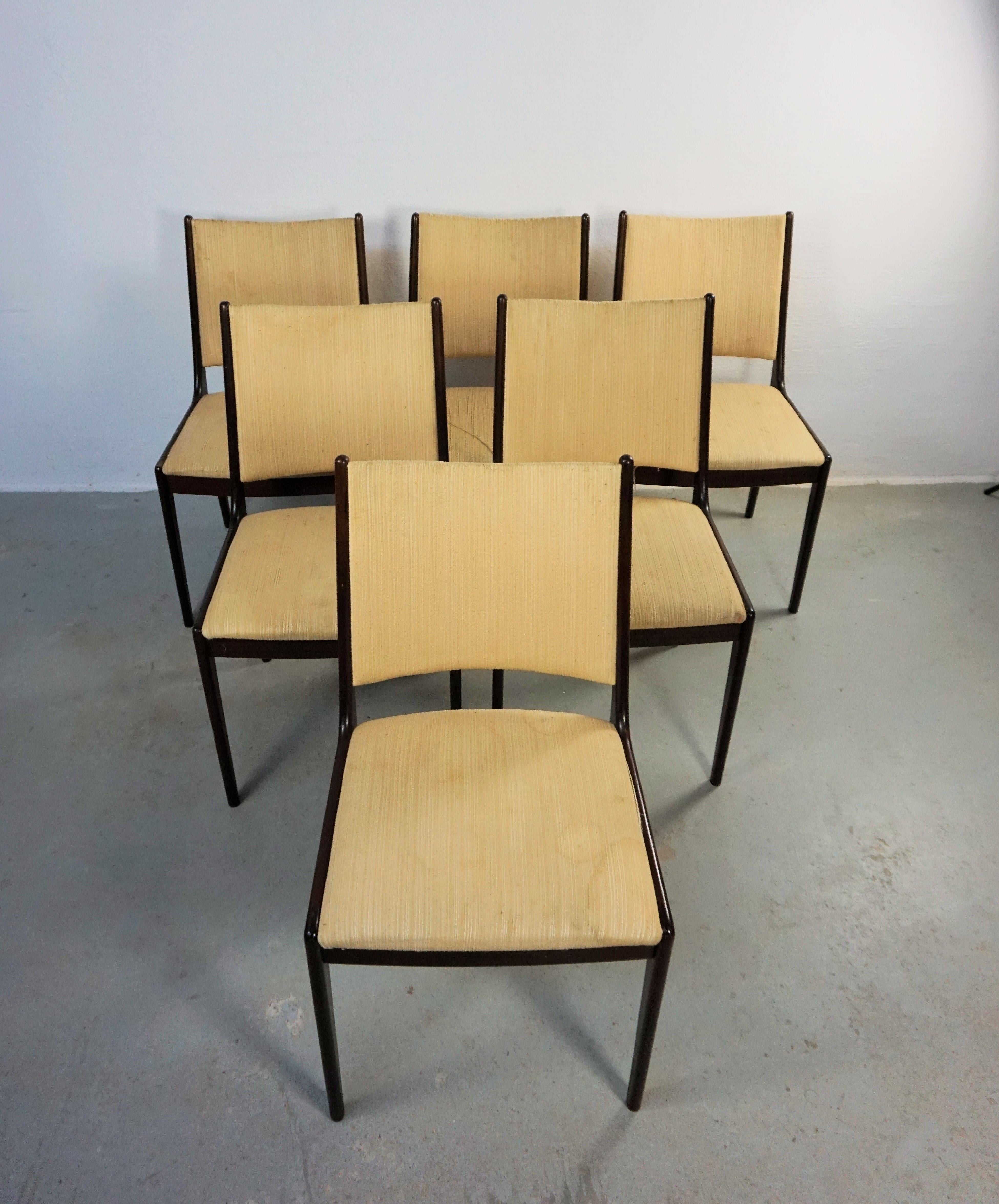Set of six restored 1960s Johannes Andersen dining chairs in mahogany made by Uldum Møbler, Denmark including custom reupholstery.

The set of dining chairs feature a clean simple yet elegant design that will fit in well in many settings. 

The