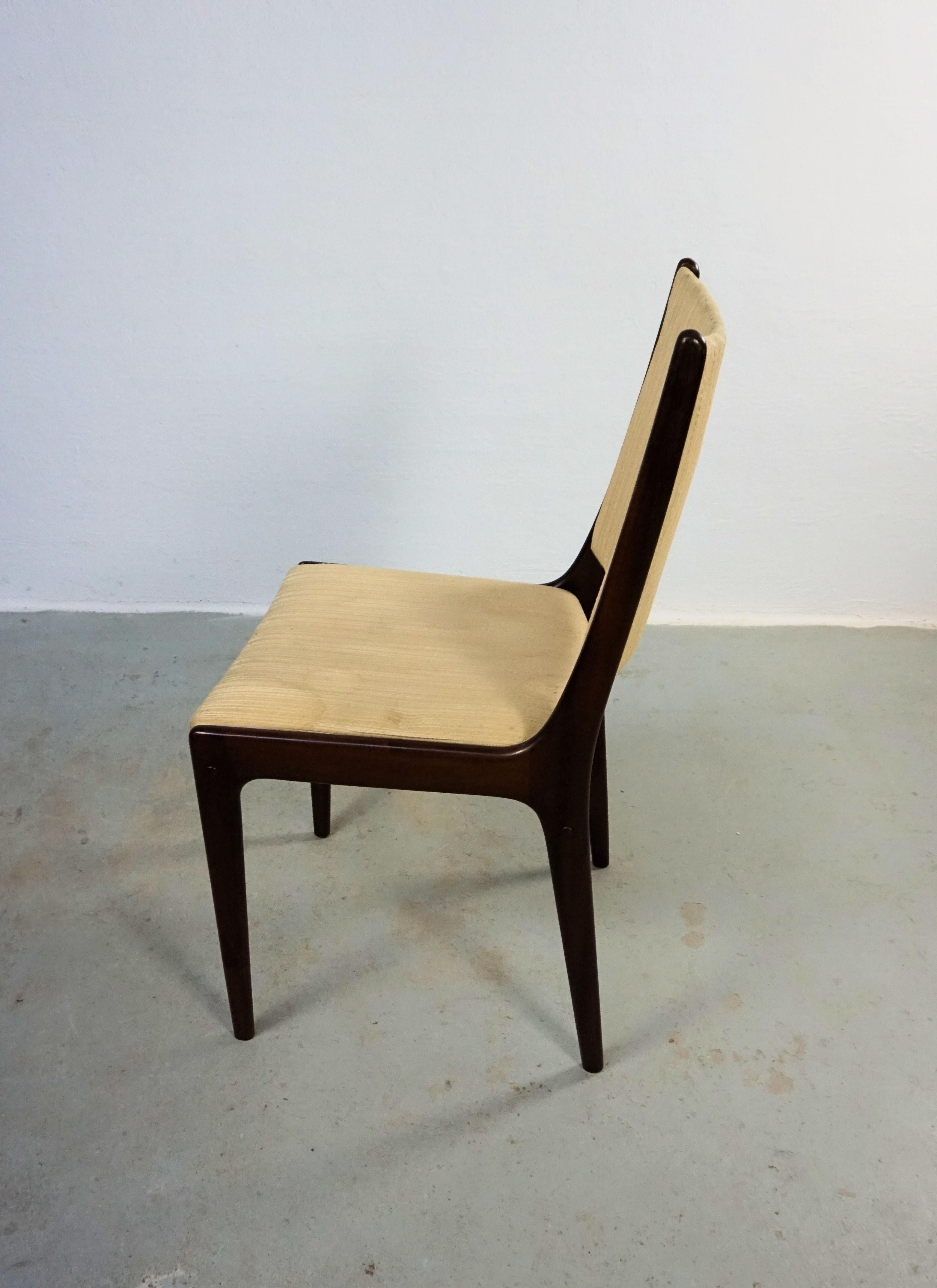 Milieu du XXe siècle Six chaises de salle à manger Johannes Andersen restaurées en acajou, tapissées sur mesure incluses en vente