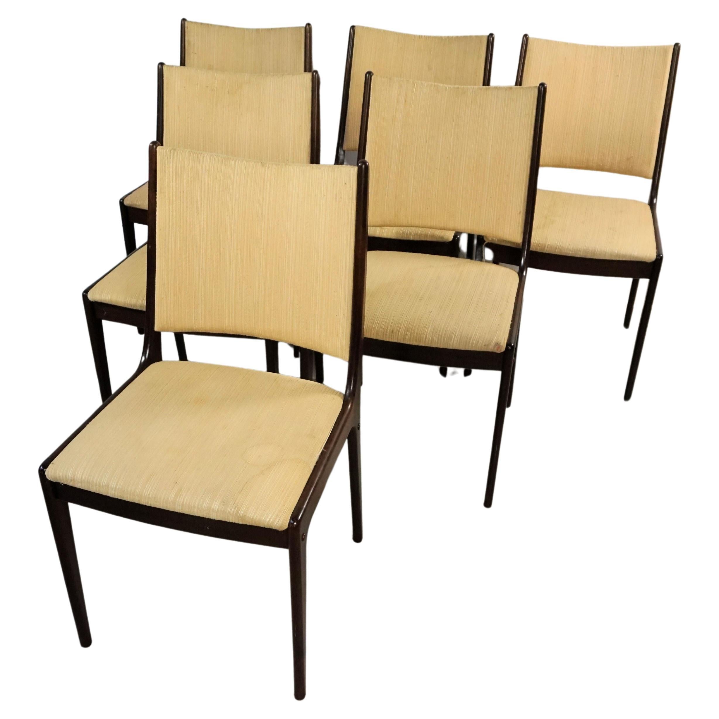 Six chaises de salle à manger Johannes Andersen restaurées en acajou, tapissées sur mesure incluses