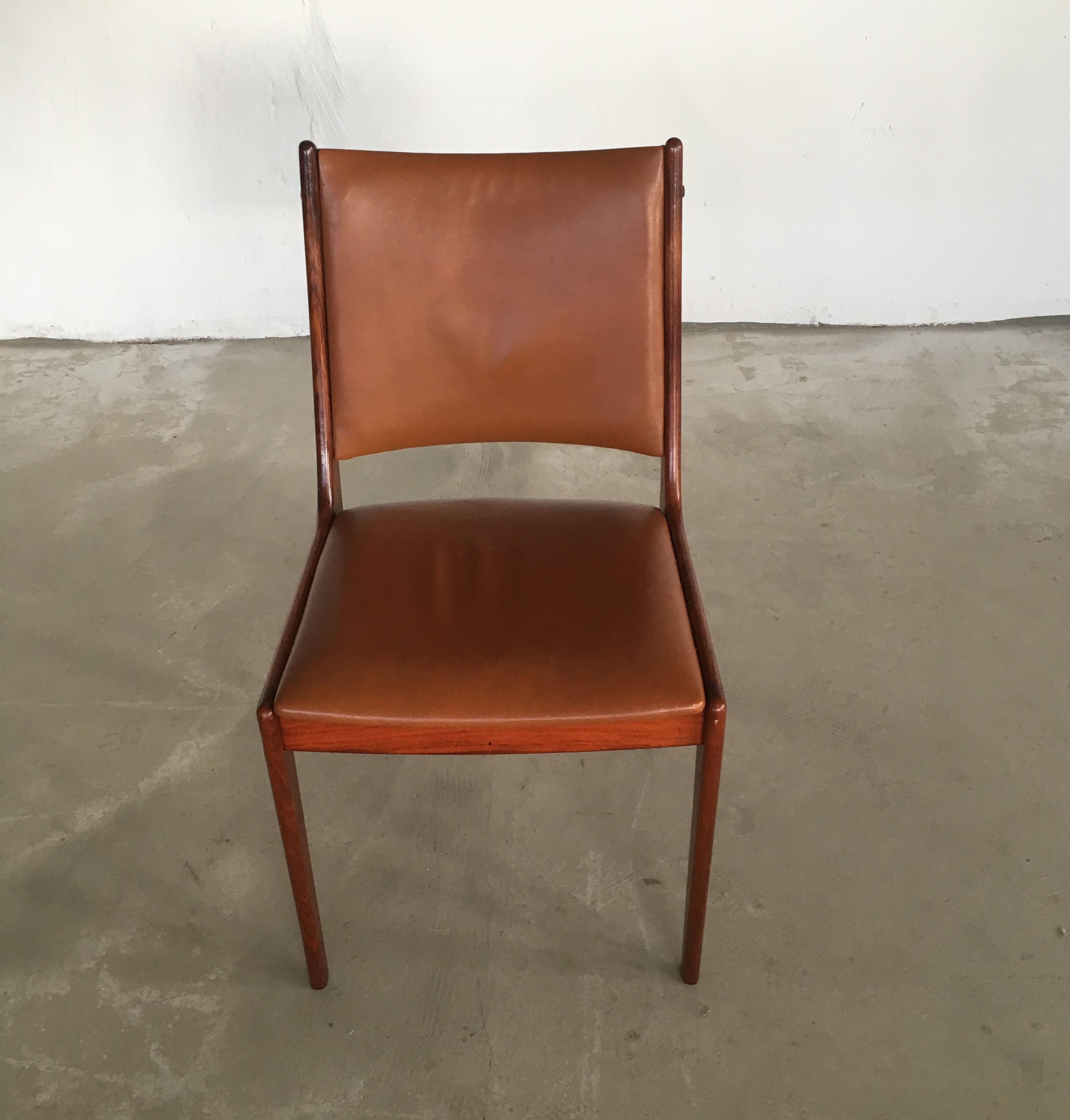 Set of six 1960s Johannes Andersen dining chairs in rosewood made by Uldum Møbler, Denmark including custom reupholstery.

The set of dining chairs feature a clean simple yet elegant design that will fit in well in mamy settings. 

The chairs have