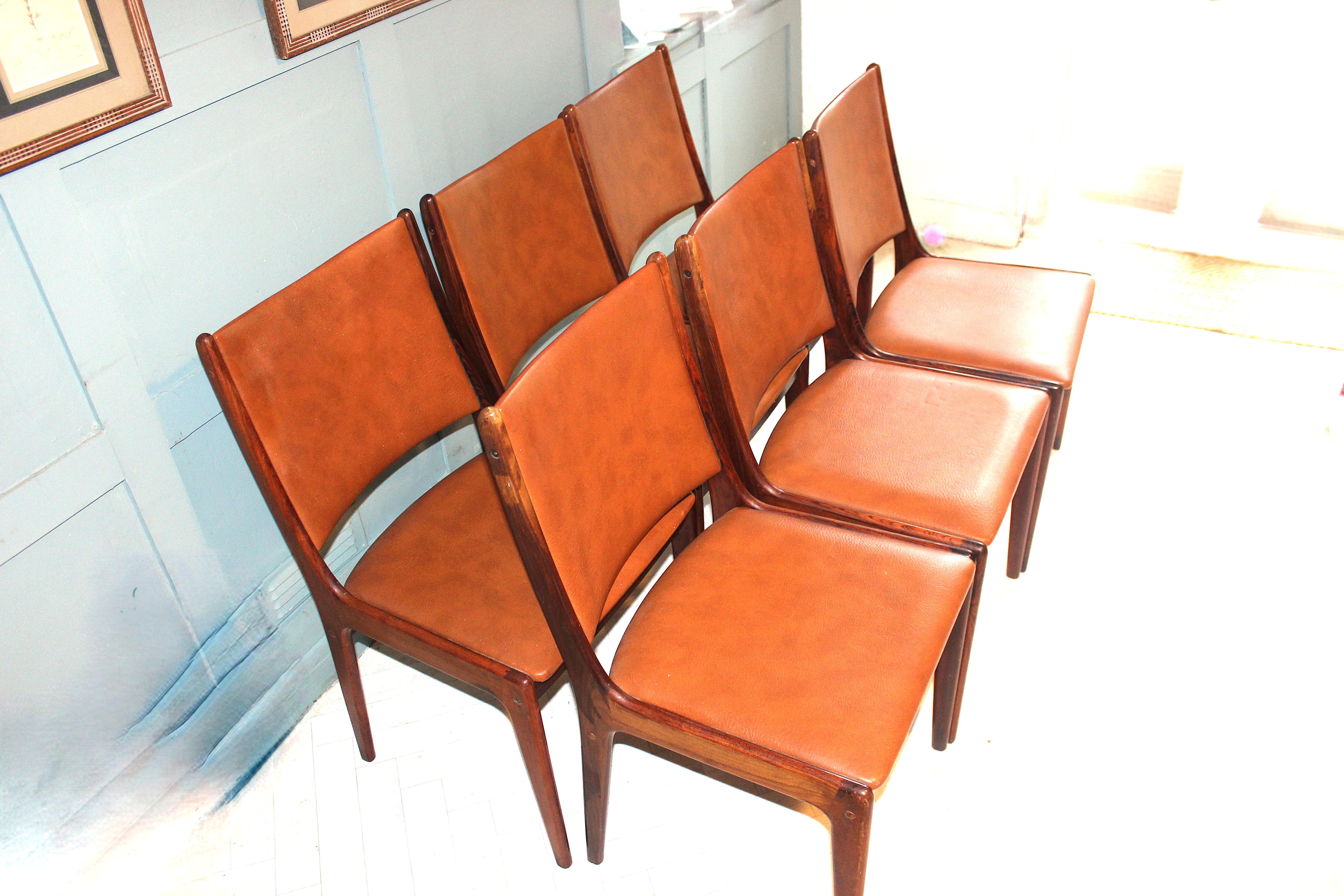 Mid-century rosewood dining chairs For Sale 10
