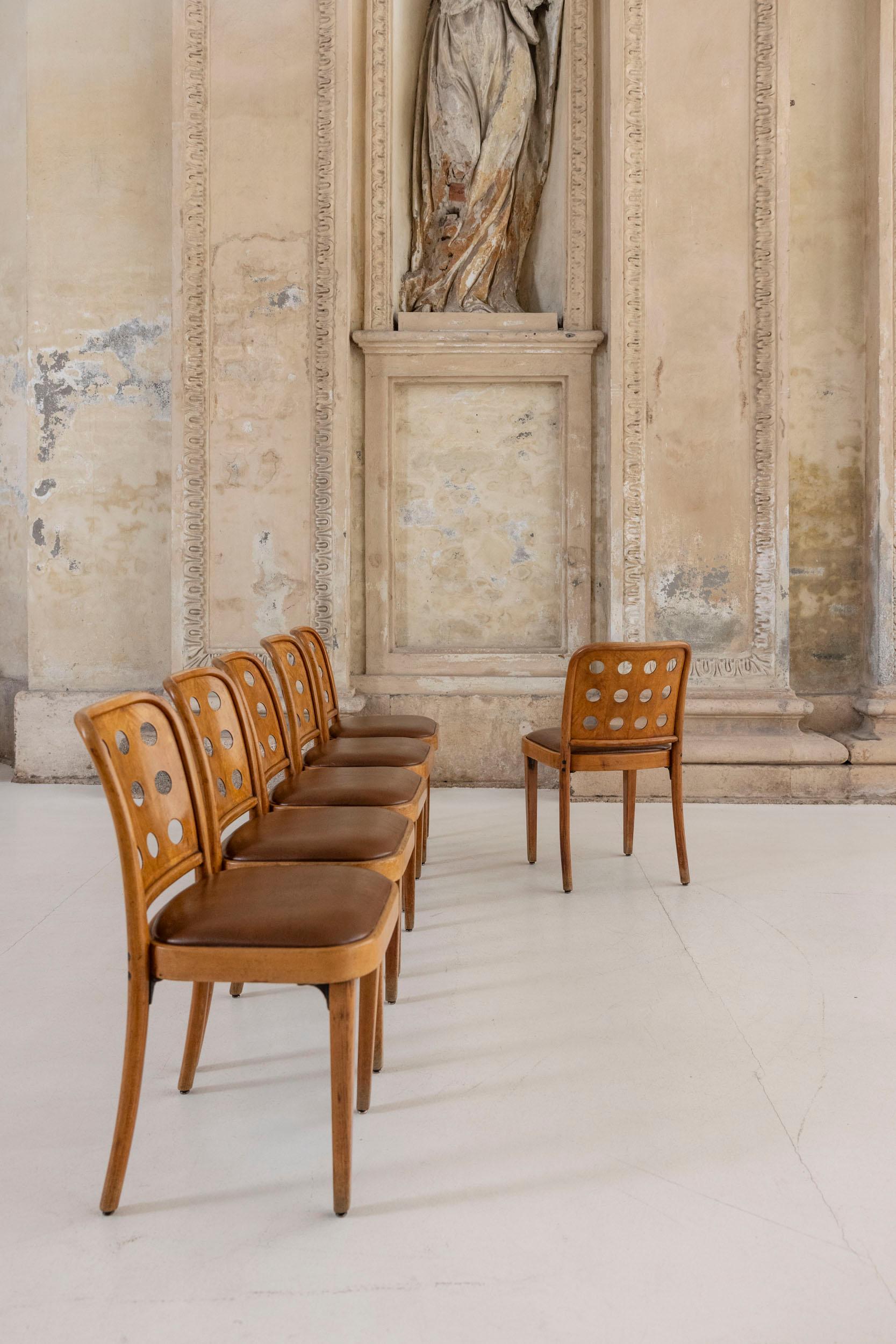 Ensemble de six chaises Josef Hoffmann, vers 1925
Cette chaise raffinée, qui fait partie d'un ensemble de six chaises attribuées à Josef Hoffmann et datant d'environ 1925, illustre l'esthétique unique de l'architecte, un dialogue élégant entre la