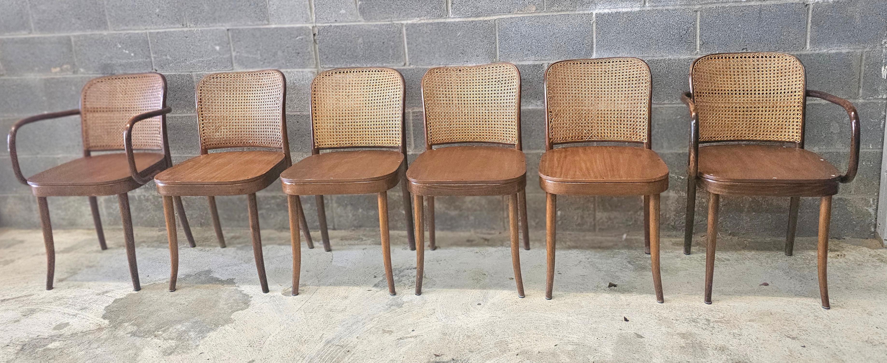 Juego original de seis sillas de Praga de madera curvada y caña modelo 811 de Josef Hoffmann para Stendig.
Cuatro sillas laterales y dos sillones.
Medidas 18