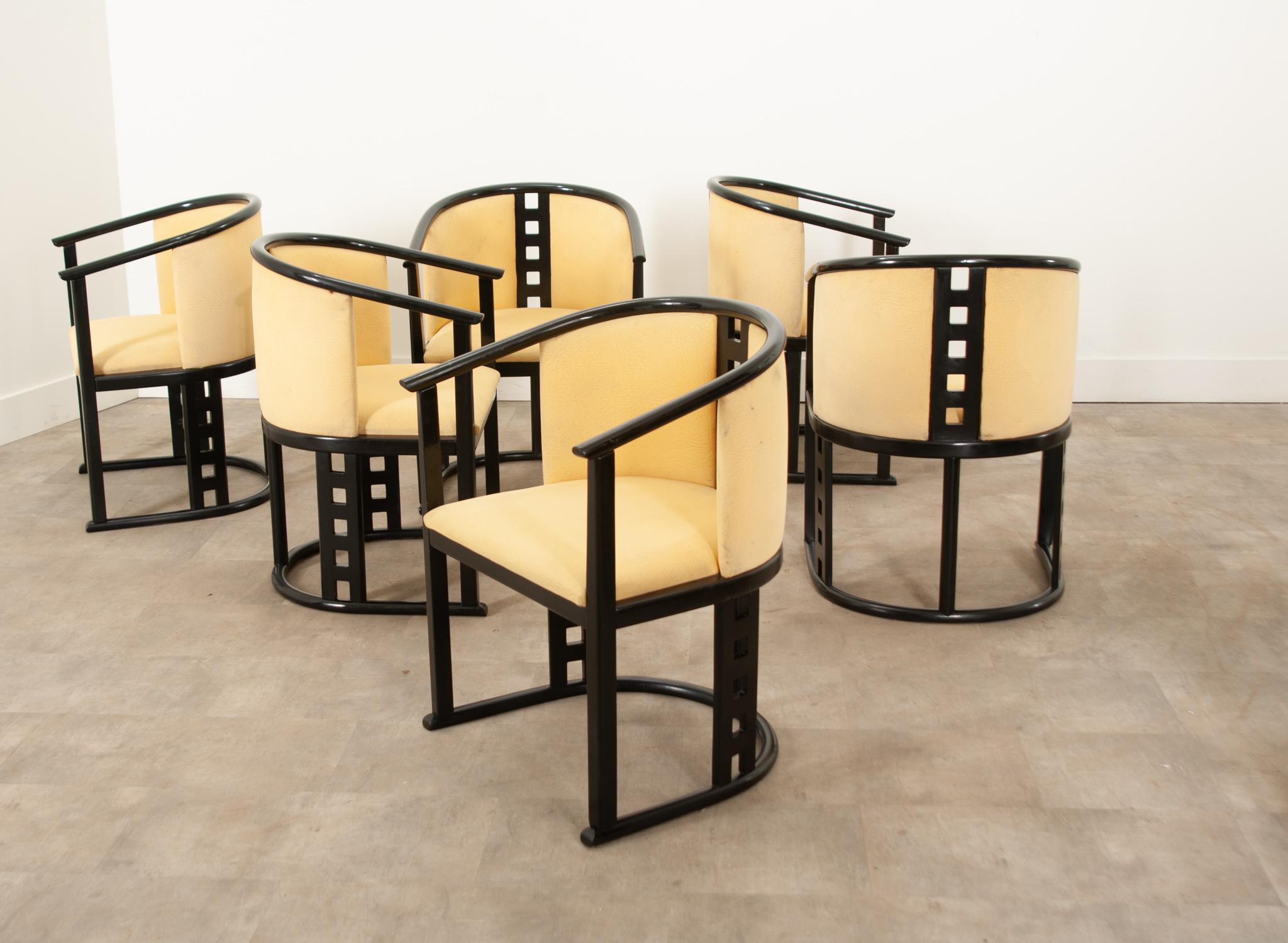 Un ensemble fantastique de chaises de style Sécession viennoise de Josef Hoffmann. Ces chaises sont construites en bois courbé et présentent des lignes simples et épurées ainsi que de nombreux espaces négatifs. Les dossiers en échelle percés, les