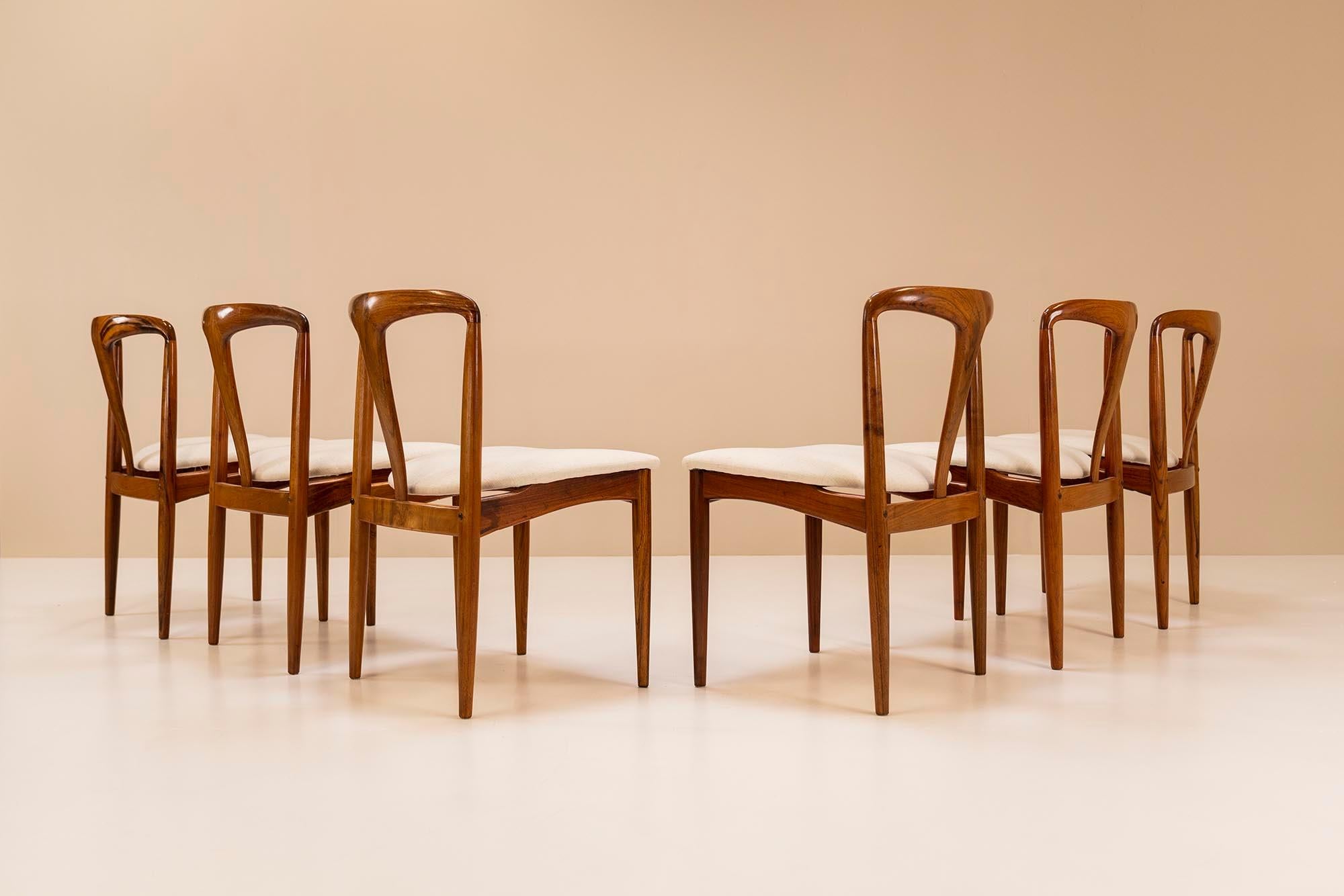 Ein sehr raffiniertes Set von sechs Juliane-Stühlen, die der dänische Designer Johannes Andersen 1965 für die Uldum Mobelfabrik entworfen hat. Hinter diesem Design verbirgt sich ein Handwerk und eine Sinnlichkeit, die sich tatsächlich auf den ersten