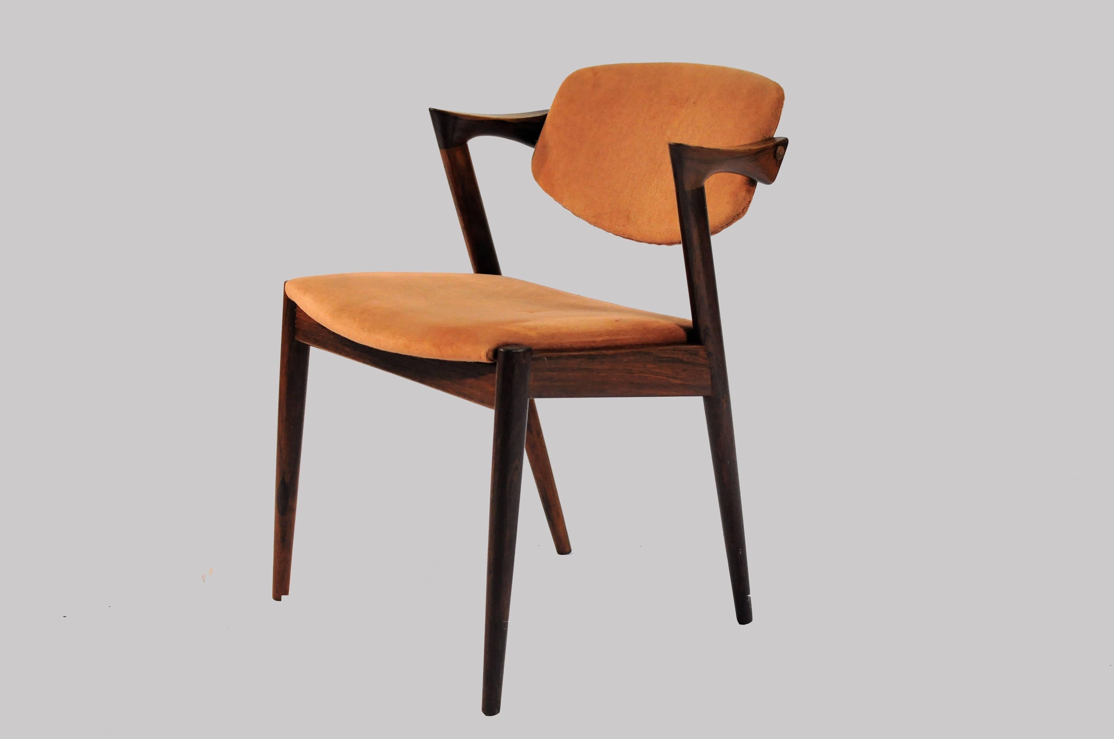 Ensemble de six chaises de salle à manger en bois de rose des années 1960, entièrement restaurées, par Kai Kristiansen pour Schous Møbelfabrik.

Les chaises ont le design léger et élégant typique de Kai Kristiansens, qui leur permet de s'intégrer