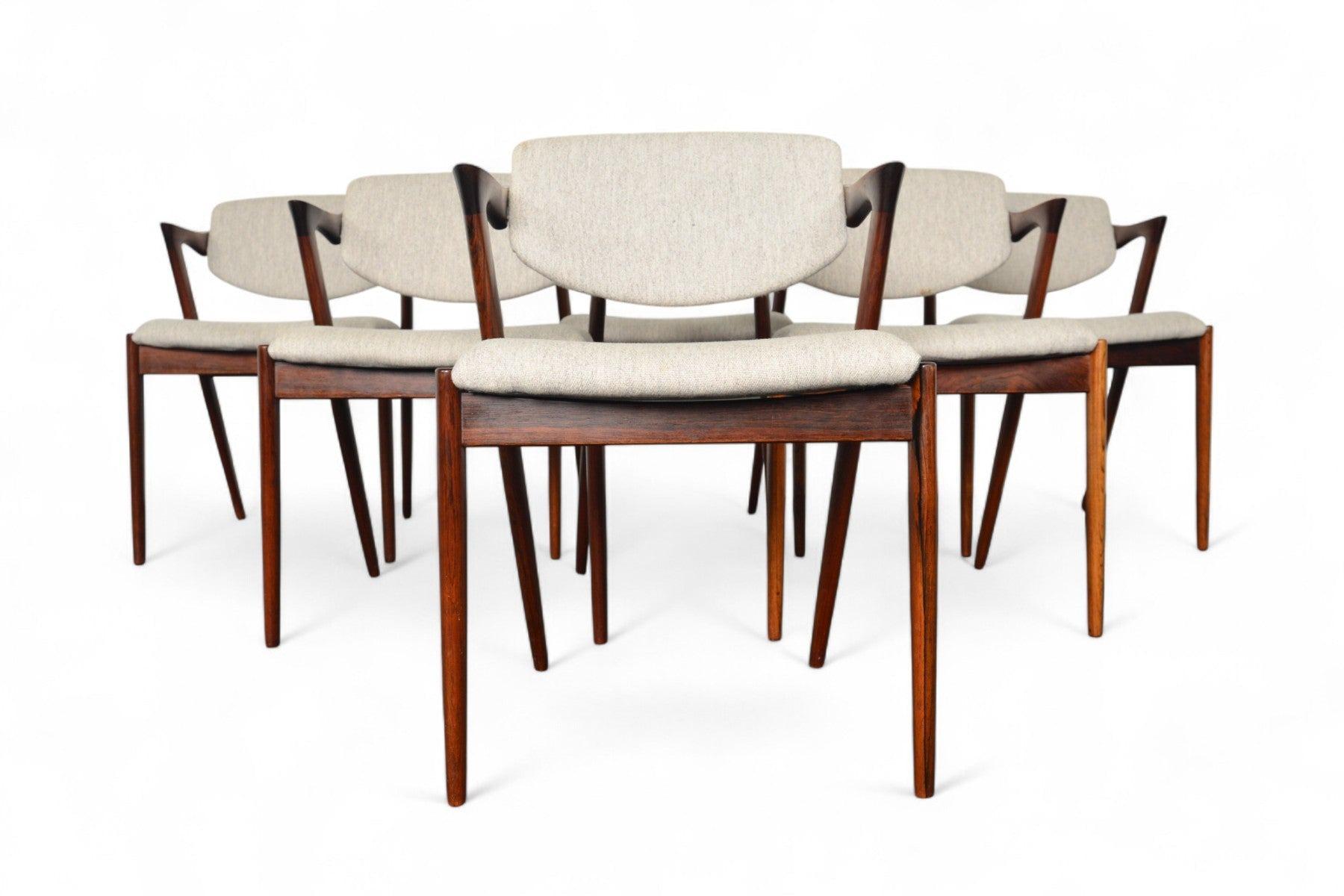 Origen: Dinamarca
Diseñador: Kai Kristiansen
Fabricante: Schou Andersen Møbelfabrik
Época: 1958
Materiales: Palo de rosa
Medidas: 21,5″ ancho x 20″ fondo x 29″ alto
Asiento: 18,5″ ancho x 17″ fondo x 18″ alto

Estado de conservación: En buen estado