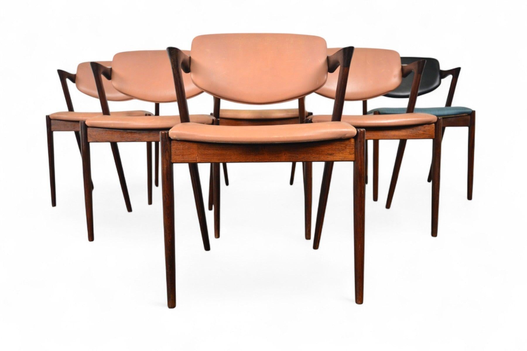 Origen: Dinamarca
Diseñador: Kai Kristiansen
Fabricante: Schou Andersen Møbelfabrik
Época: 1958
Materiales: Palo de rosa
Medidas: 21,5″ ancho x 20″ fondo x 29″ alto
Asiento: 18,5″ ancho x 17″ fondo x 18″ alto

Estado de conservación: En buen estado