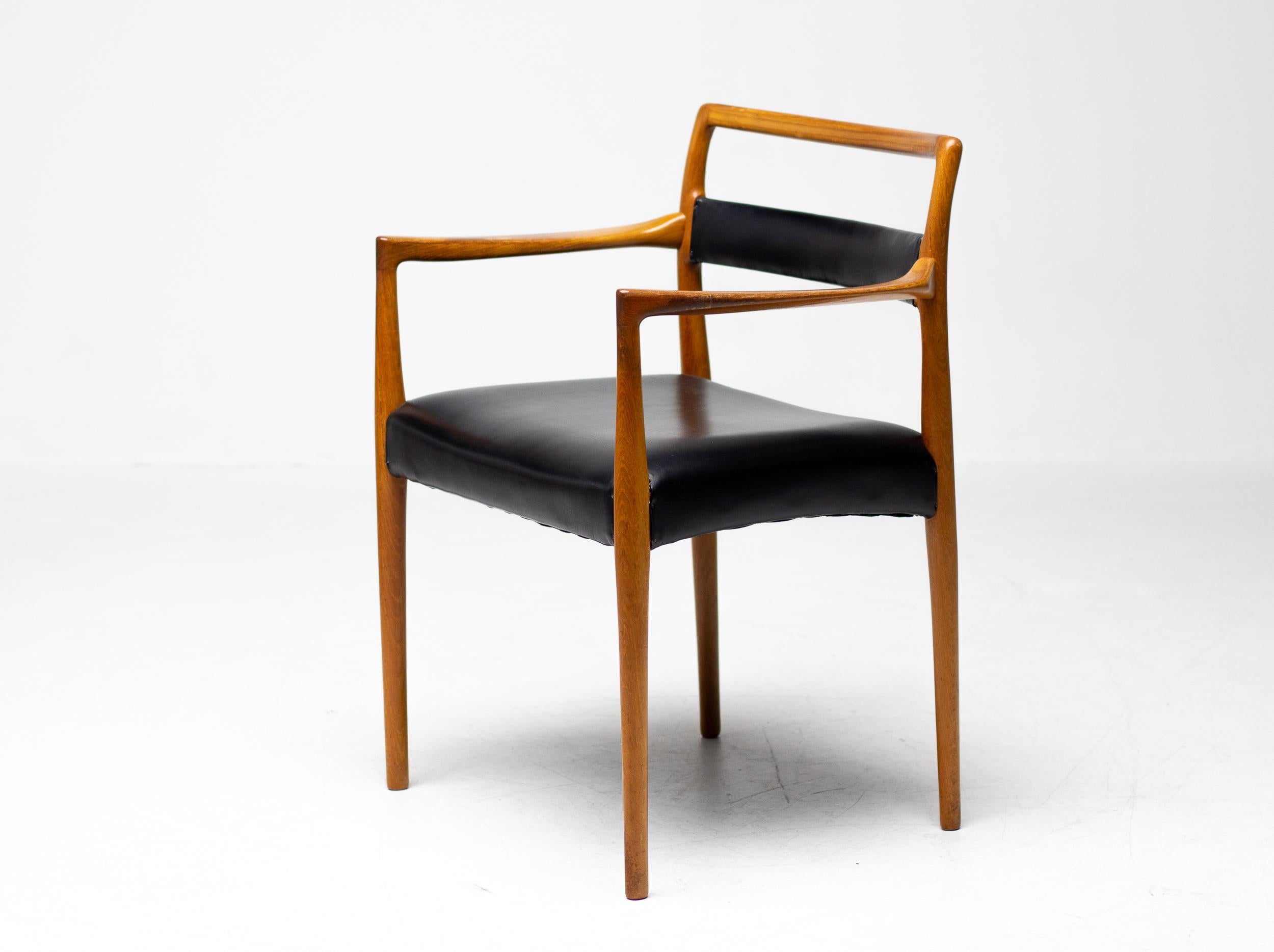 Rare matching all original set of 6 model dining chairs in beautifully sculpted teak and black leather designed by Kai Kristiansen and produced by Oddensen Maskinsnedkeri in Denmark, circa 1960. 
The set consists of 2 armchairs and 4 side