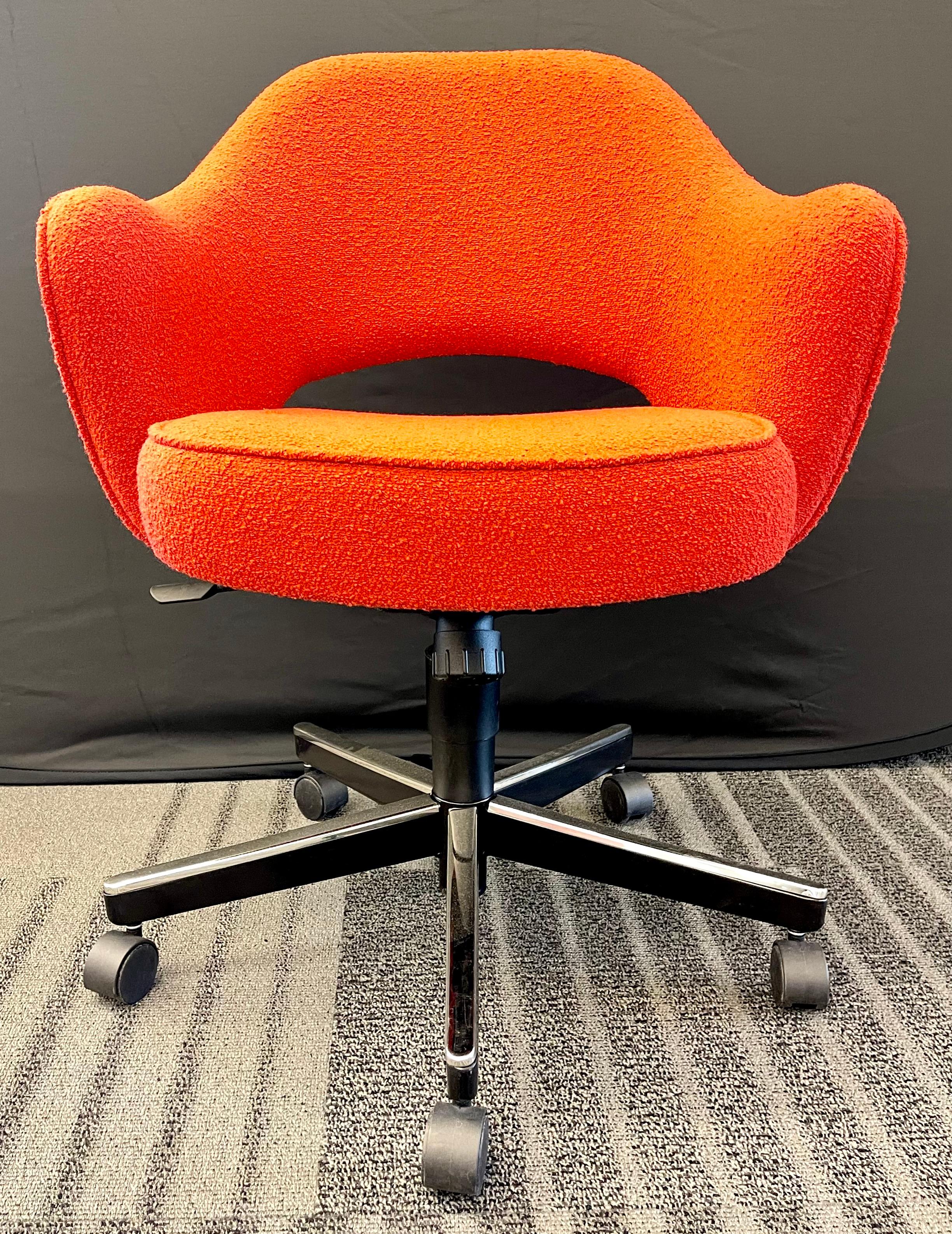 Set of Six Knoll Inc Saarinen Office Chairs on Casters, Executive Vintage In Good Condition In Stamford, CT