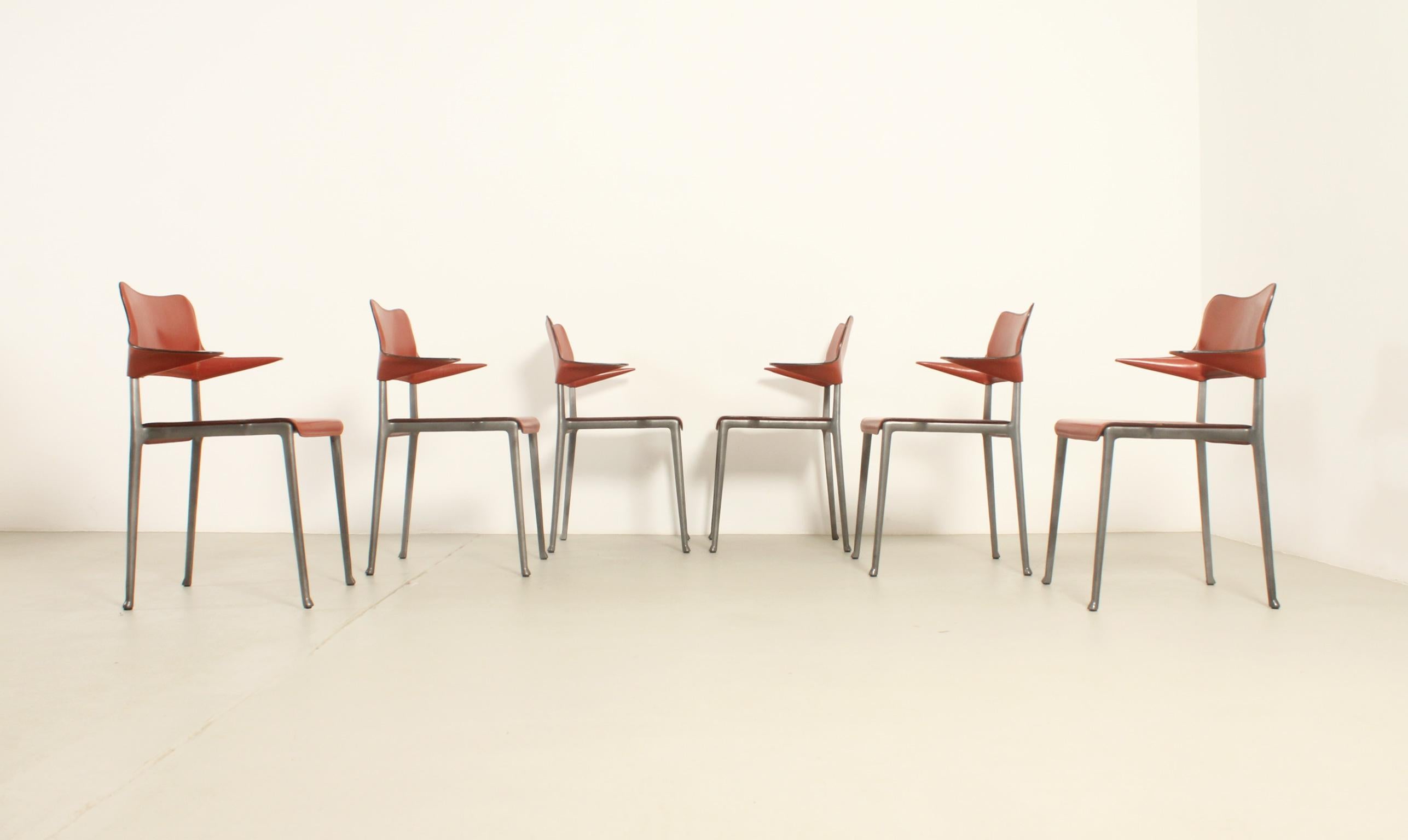 Ensemble de six chaises Kumo conçues en 1989 par le designer japonais Toshiyuki Kita pour la société espagnole Casas et produites pendant une courte période. Structure en aluminium avec finition époxy et cuir épais. 