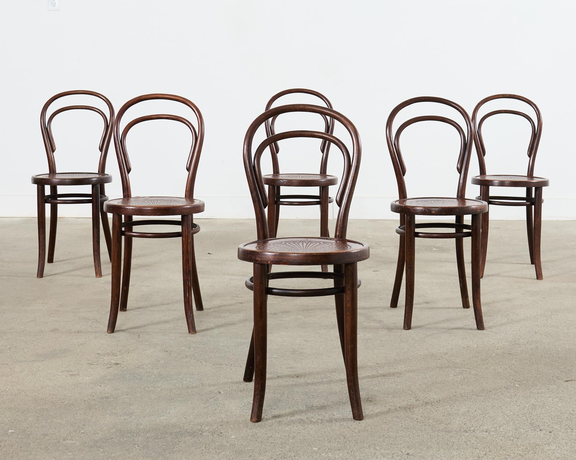 Ensemble de six chaises de bar en bois cintré étiqueté Thonet n° 14  en vente 3