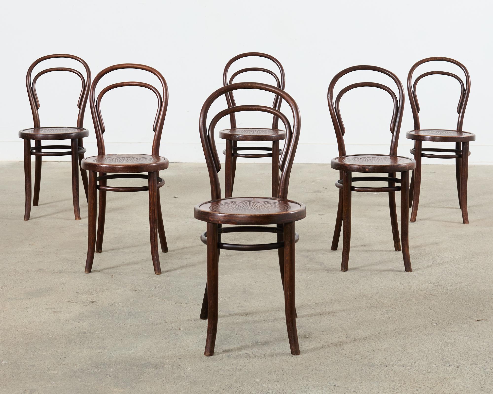 Iconic set of six matching 19th century early Thonet No. 14 konsumstuhl bistro or coffee shop chairs crafted from bentwood. Known as the 