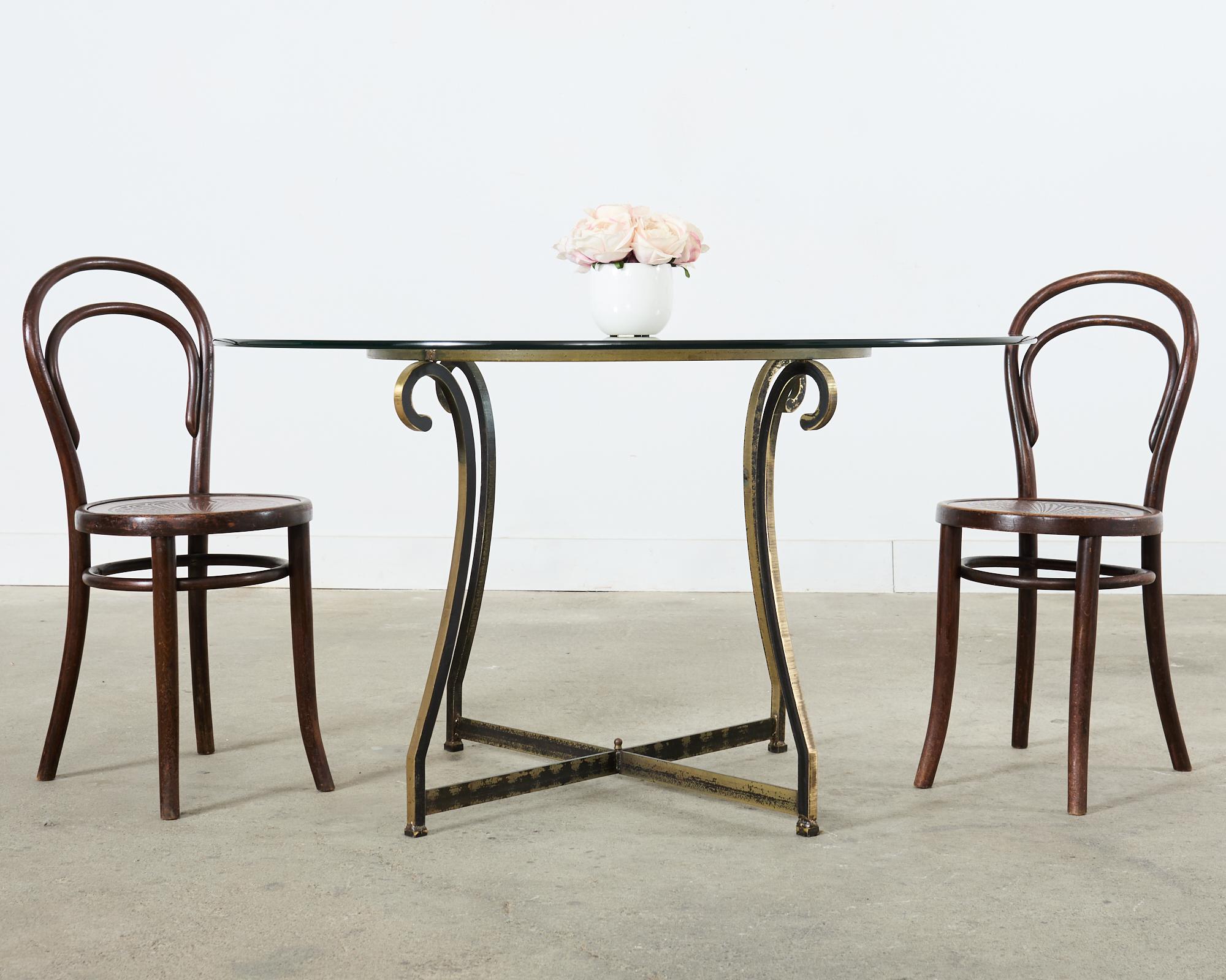 Iconico set di sei sedie da bistrot o caffetteria Thonet No. 14, risalenti agli inizi del XIX secolo, realizzate in legno curvato. Conosciuta come la 
