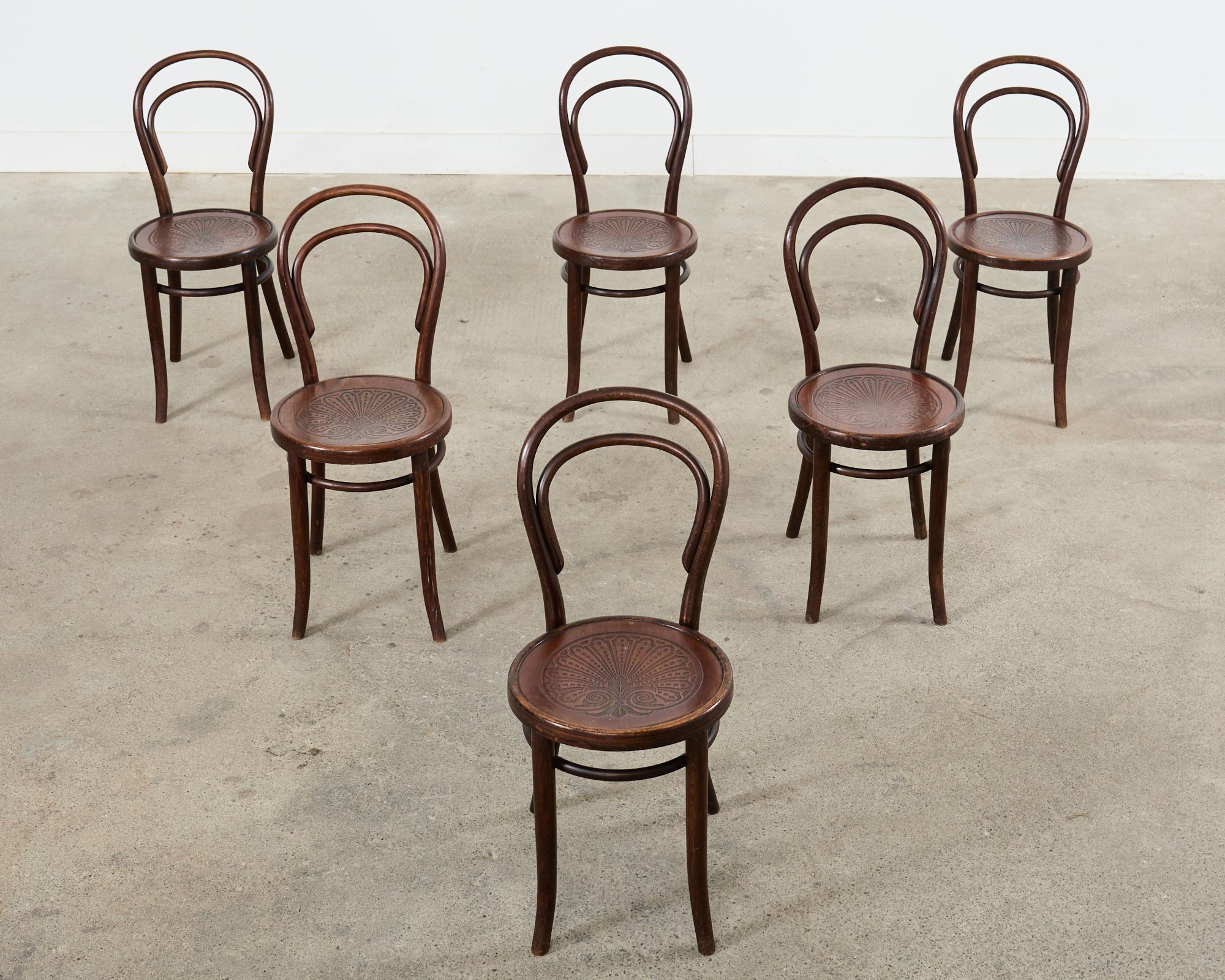Sécession viennoise Ensemble de six chaises de bar en bois cintré étiqueté Thonet n° 14  en vente