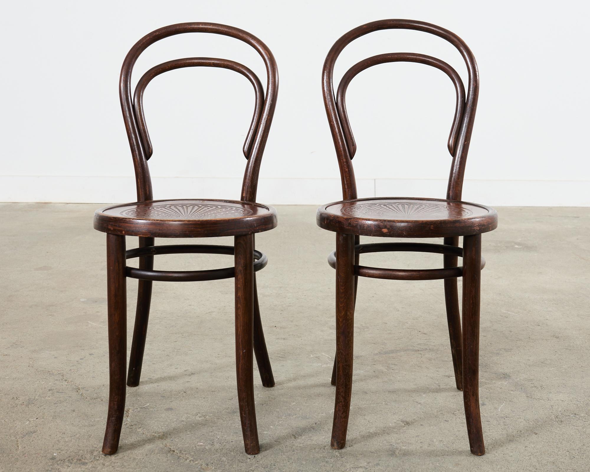 Polonais Ensemble de six chaises de bar en bois cintré étiqueté Thonet n° 14  en vente