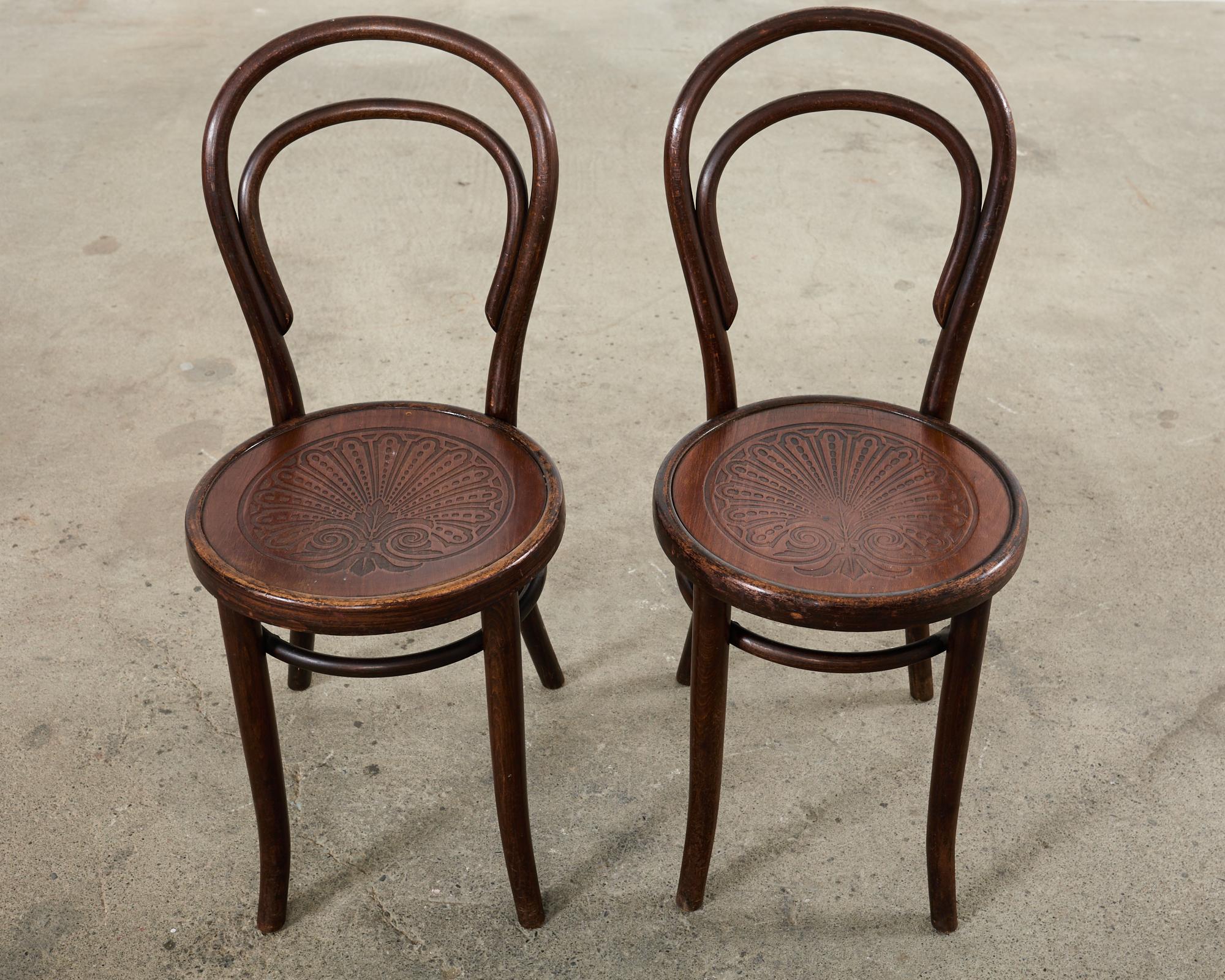 Fait main Ensemble de six chaises de bar en bois cintré étiqueté Thonet n° 14  en vente