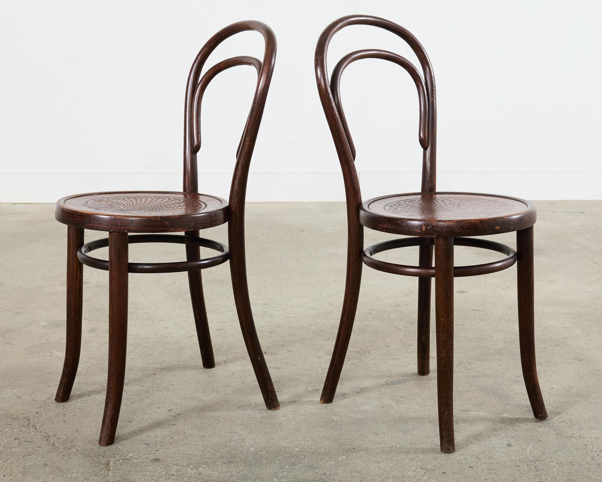 XIXe siècle Ensemble de six chaises de bar en bois cintré étiqueté Thonet n° 14  en vente