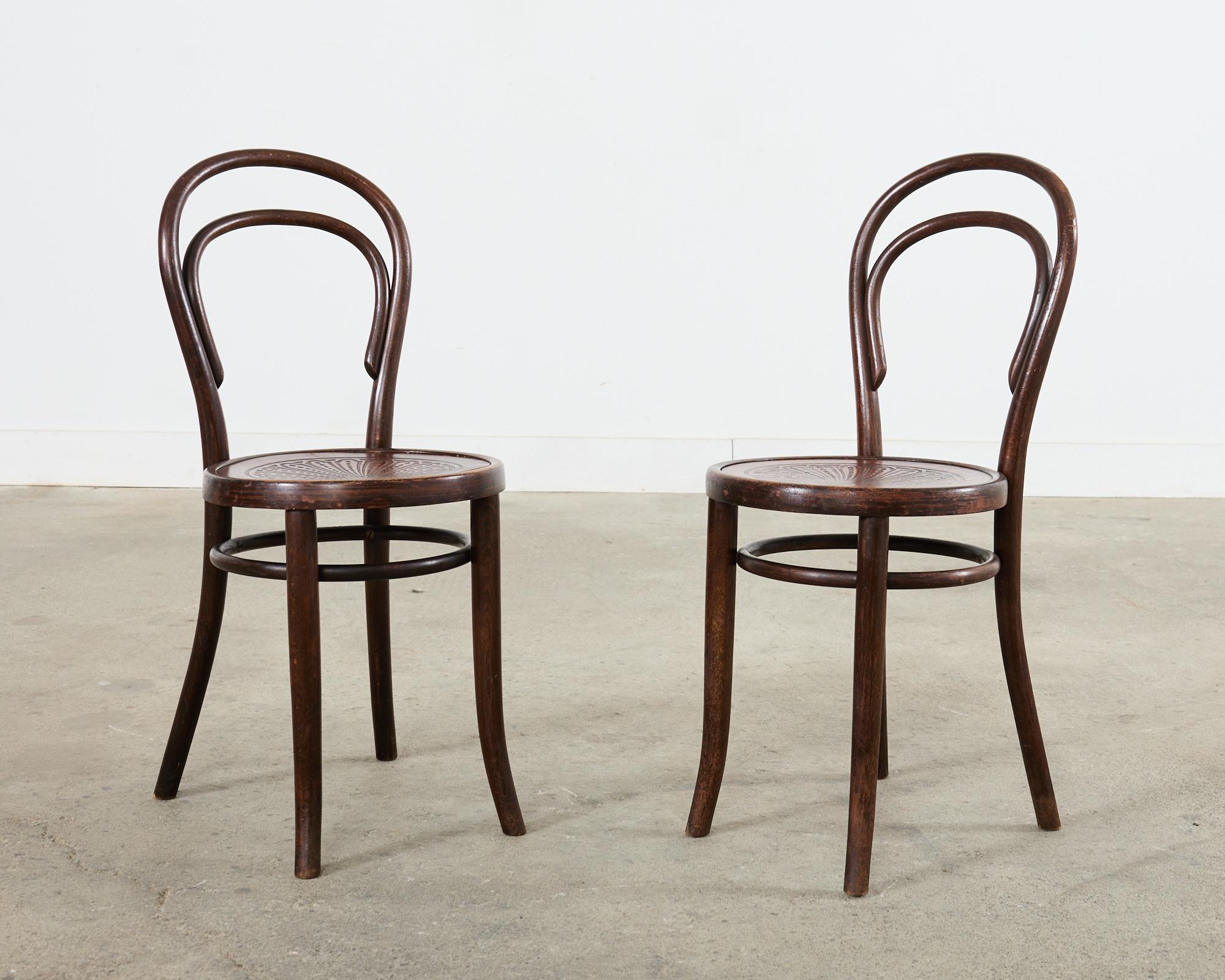 Bois cintré Ensemble de six chaises de bar en bois cintré étiqueté Thonet n° 14  en vente
