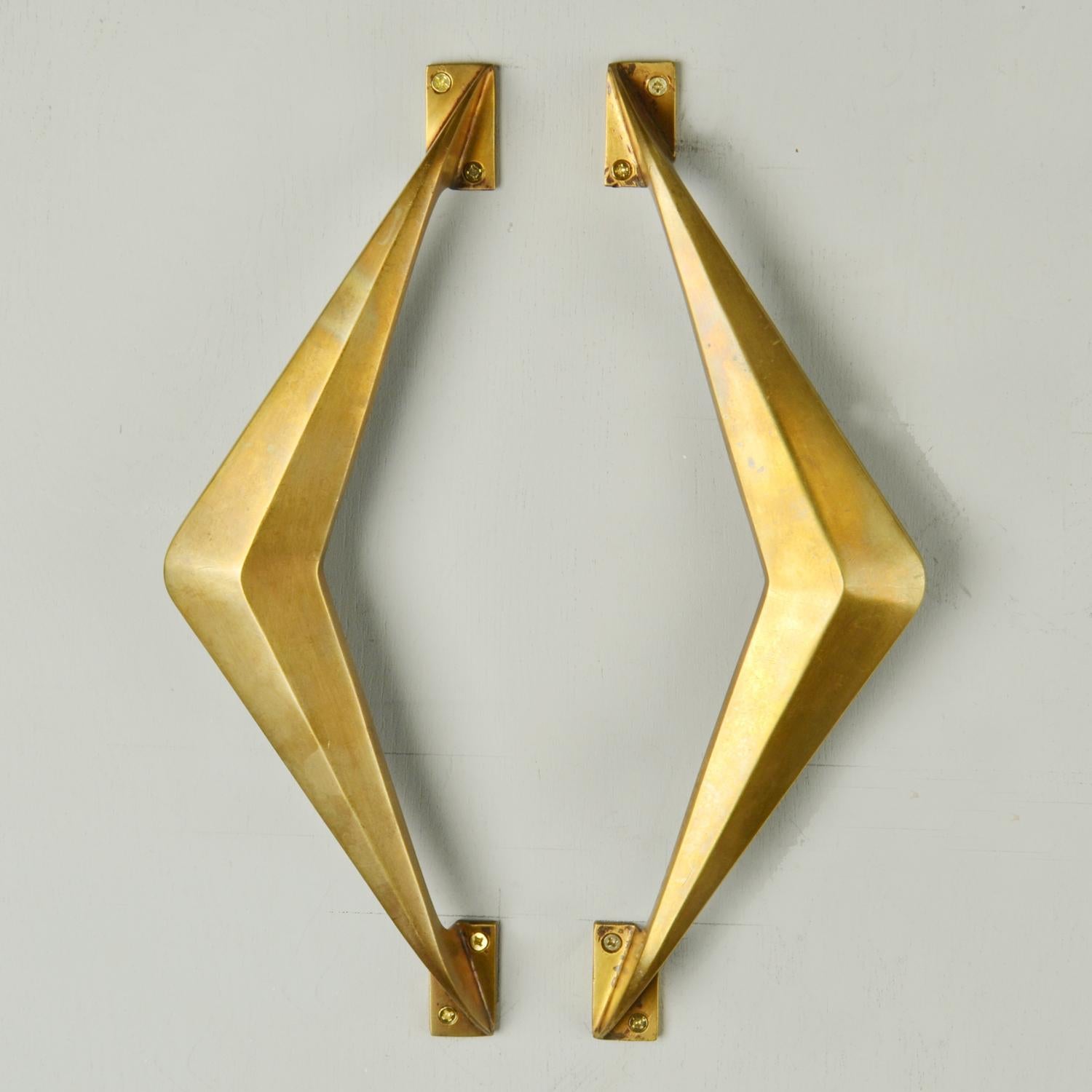 Juego de seis o 3 pares de tiradores de bronce para puertas, Italia años 50. Relieve de bronce fundido en perfecto estado. El bronce tiene su pátina sutil original debido a su antigüedad, se puede pulir. 
Darán personalidad a cualquier puerta. Los