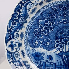 Satz von sechs großen blauen und weißen Delft Chargers, handbemalt, 18. Jahrhundert