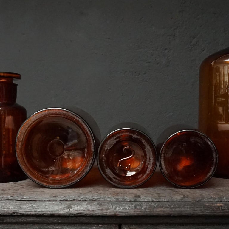 Set of Six Large Early 20th Century German Amber Glass Apothecary Jars with Lid For Sale 10