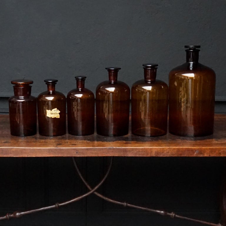Set of Six Large Early 20th Century German Amber Glass Apothecary Jars with Lid In Good Condition For Sale In Haarlem, NL