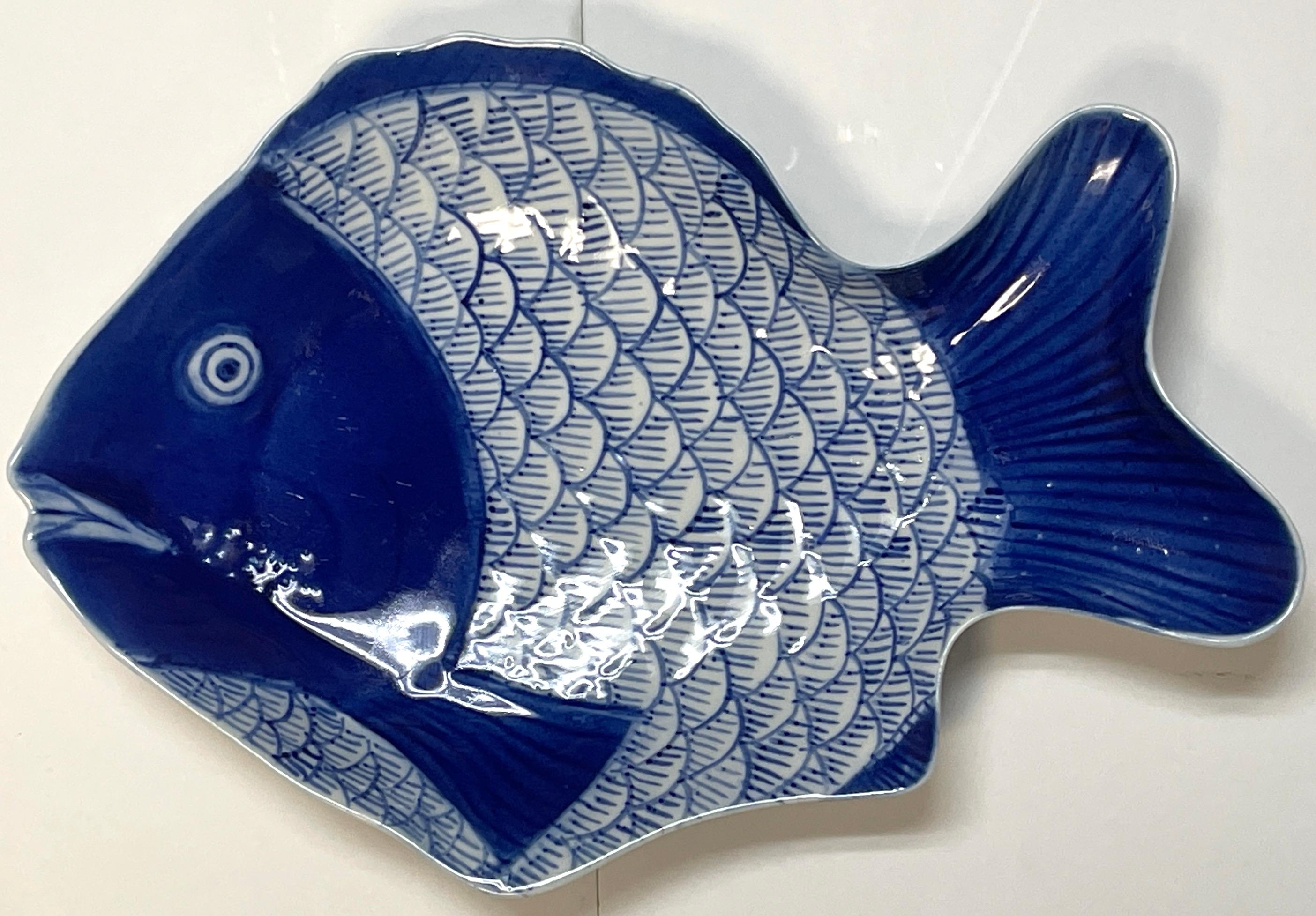 Set of Six Large Fukagawa Blue & White Fish Plates In Good Condition In West Palm Beach, FL