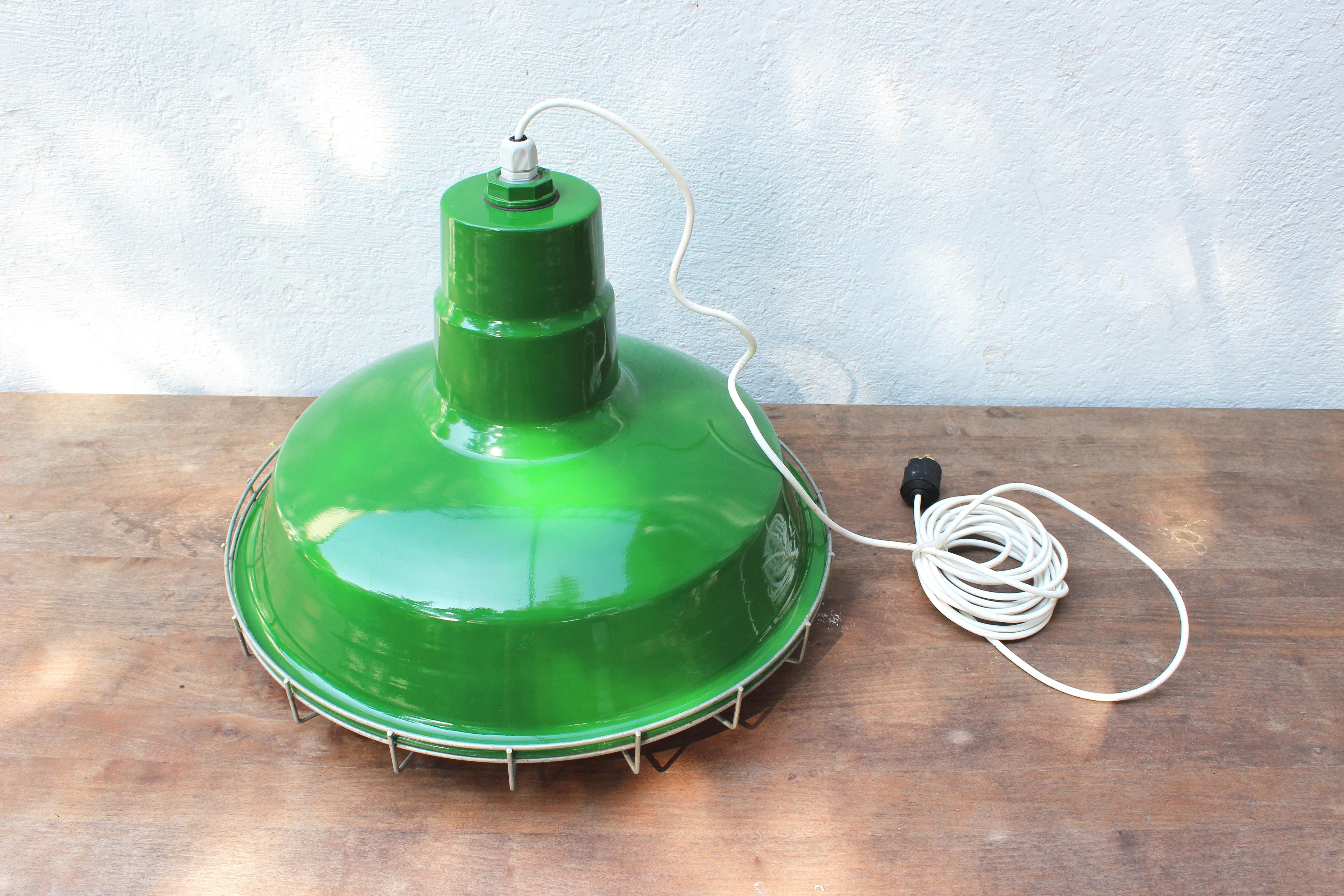 Set of Six Large Green Metal Barn Light Fixtures In Good Condition In East Hampton, NY